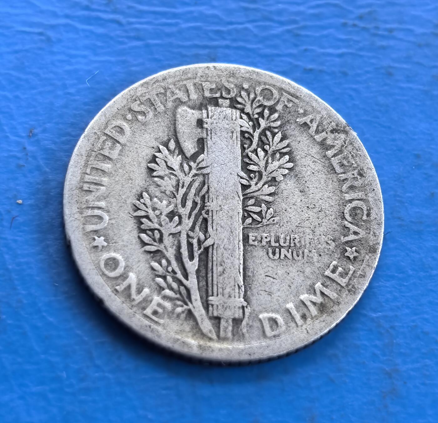 外国优质老铜币高银银币，周六九点倒数截拍，满百包邮，持续收拍 美国1920年墨丘利 10 美分银币，正面带翼自由女神头像雕刻细腻，翅膀纹理与面部轮廓传神，铭文、年份清晰；背面束棒配橄榄枝，国名、面值及格言环绕，纹饰对称精致，银质包浆温润，尽显美式钱币的经典工艺与美学