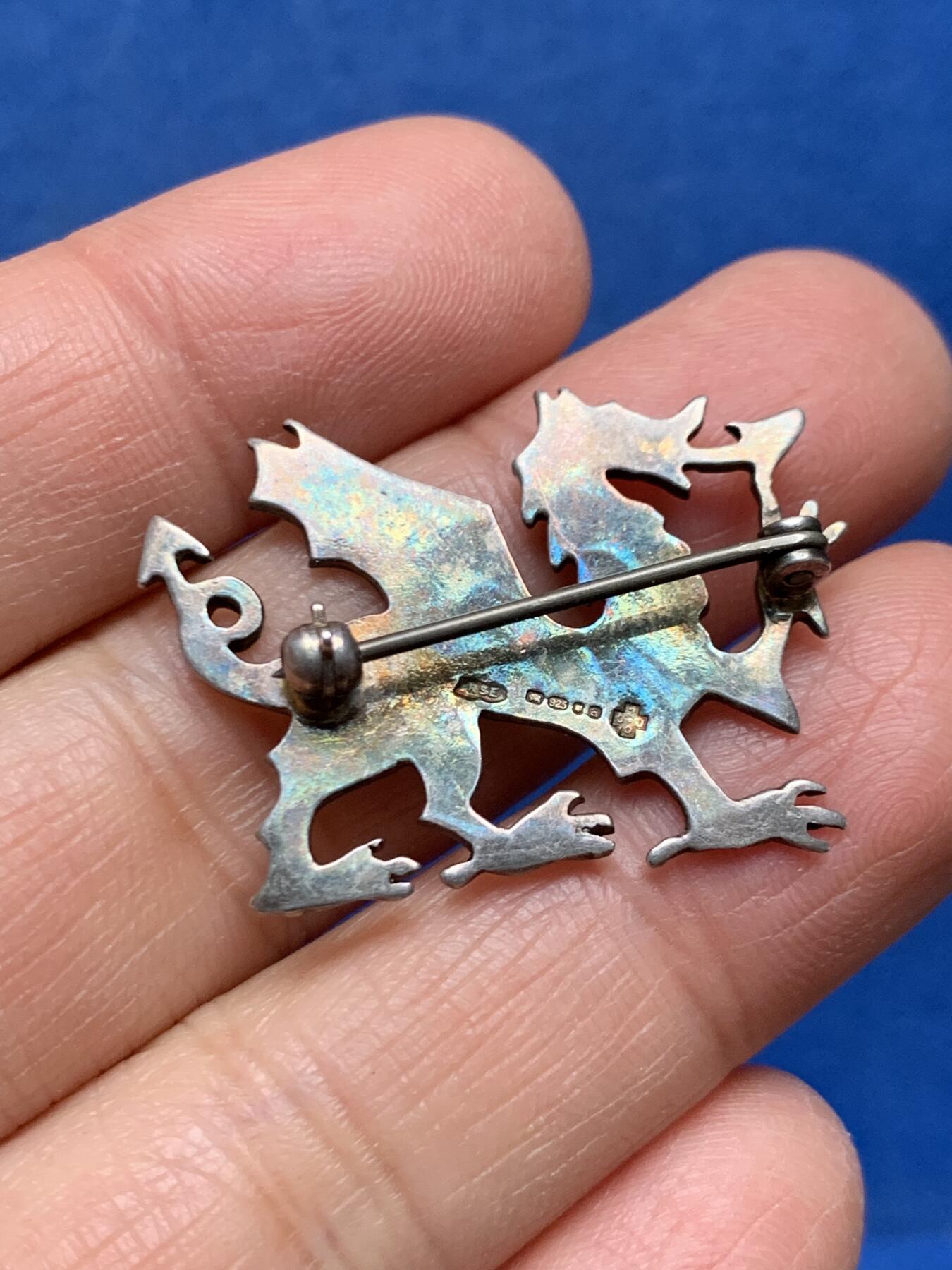 《竞宝斋》第462场 周日，周一，2场连拍 （全场包邮）欢迎送拍 红龙威尔士银质胸针 带银标 重约5.2克 长度最长处33.5mm 最宽处24mm