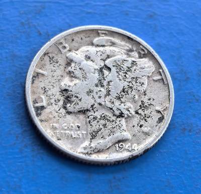 外国优质老铜币高银银币，周六九点倒数截拍，满百包邮，持续收拍 - 美国1944 年墨丘利 10 美分银币，正面带翼自由女神头像雕刻细腻，翅膀纹理与面部轮廓传神，铭文、年份清晰；背面束棒配橄榄枝，国名、面值及格言环绕，纹饰对称精致，银质包浆温润，尽显美式钱币的经典工艺与美学