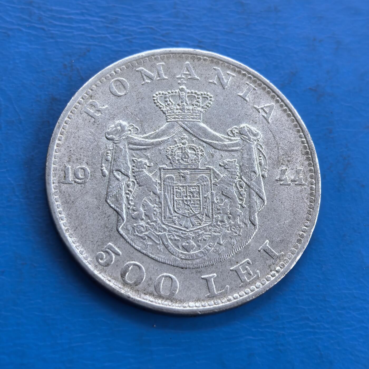 外国优质老铜币高银银币，周六九点倒数截拍，满百包邮，持续收拍 罗马尼亚1944 年 500 列伊银币，正面米哈伊一世头像雕刻细腻，轮廓清晰，铭文环绕；背面国徽繁复精美，皇冠、雄狮与盾徽层次分明，年份与面值规整，银质包浆温润，纹饰与文字融合尽显东欧钱币艺术魅力。