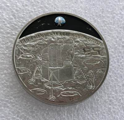 外国优质老铜币高银银币，周六九点倒数截拍，满百包邮，持续收拍 - 英属根西行政区 2009 年 5 镑纪念币，为纪念阿波罗 11 号人类首次登月 40 周年（1969-2009）打造。正面铸伊丽莎白二世头像与属地标识，背面刻画登月舱、宇航员登月球场景并镶嵌地球，铭文 “ONE SMALL STEP” 致敬登月壮举，属英联邦航天主题经典纪念币。