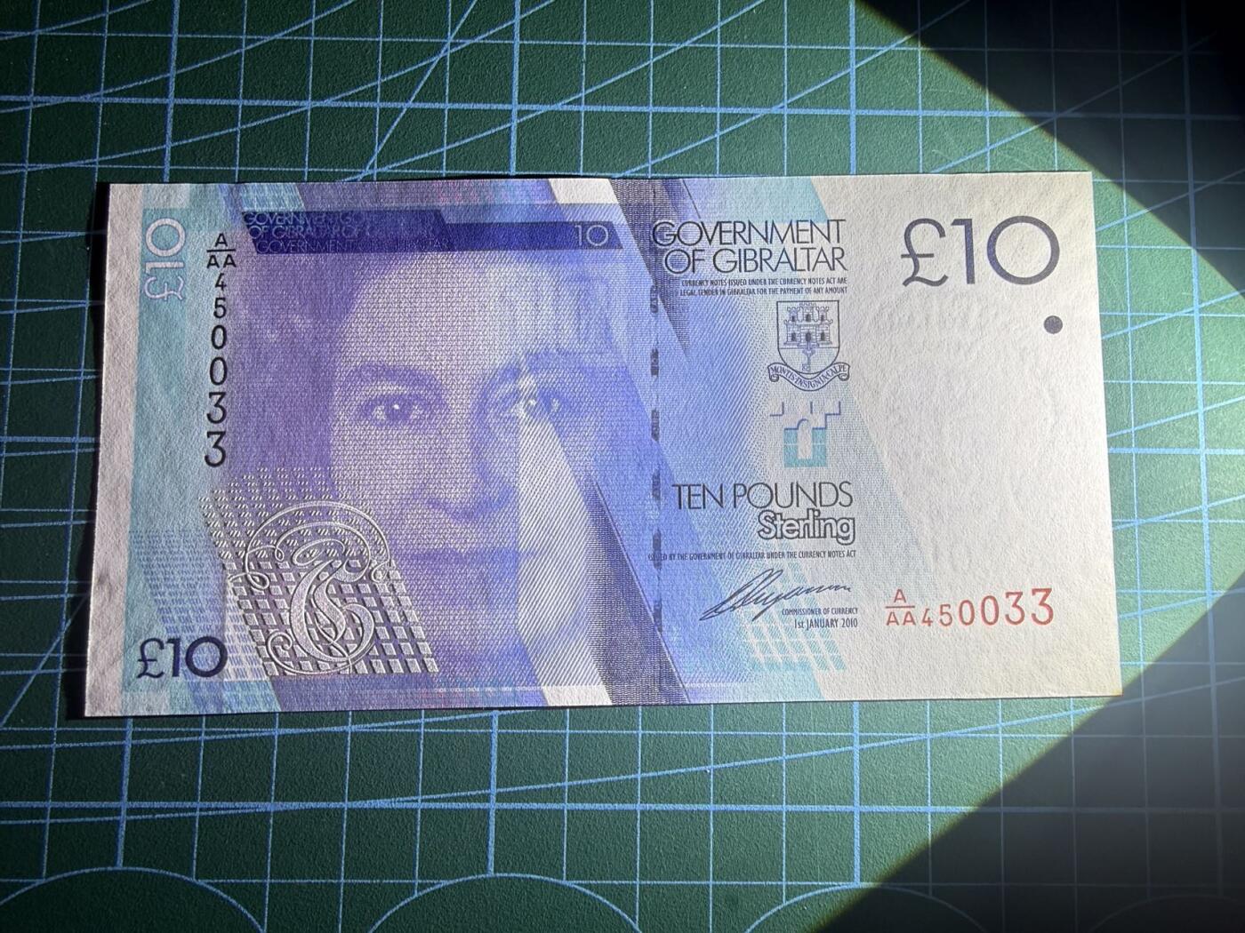 【炜奕收藏】，第五十八期，英属第三场 2010年直布罗陀10镑，UNC品相，AAA首发冠稀少