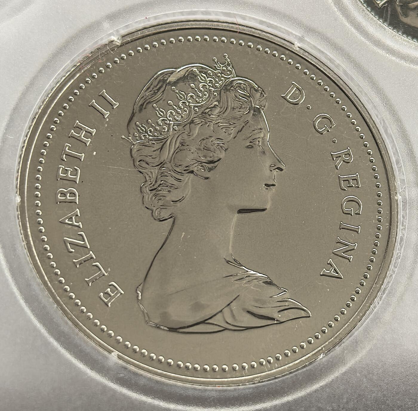 外国优质老铜币高银银币，周六九点倒数截拍，满百包邮，持续收拍 精制1980年加拿大大1 元，正面为伊丽莎白二世头像，背面饰原住民与欧洲人共划独木舟图案，见证加拿大探索史。光泽温润，品相完好，是加拿大标志性主币，属英联邦货币收藏精品，兼具历史与收藏价值。