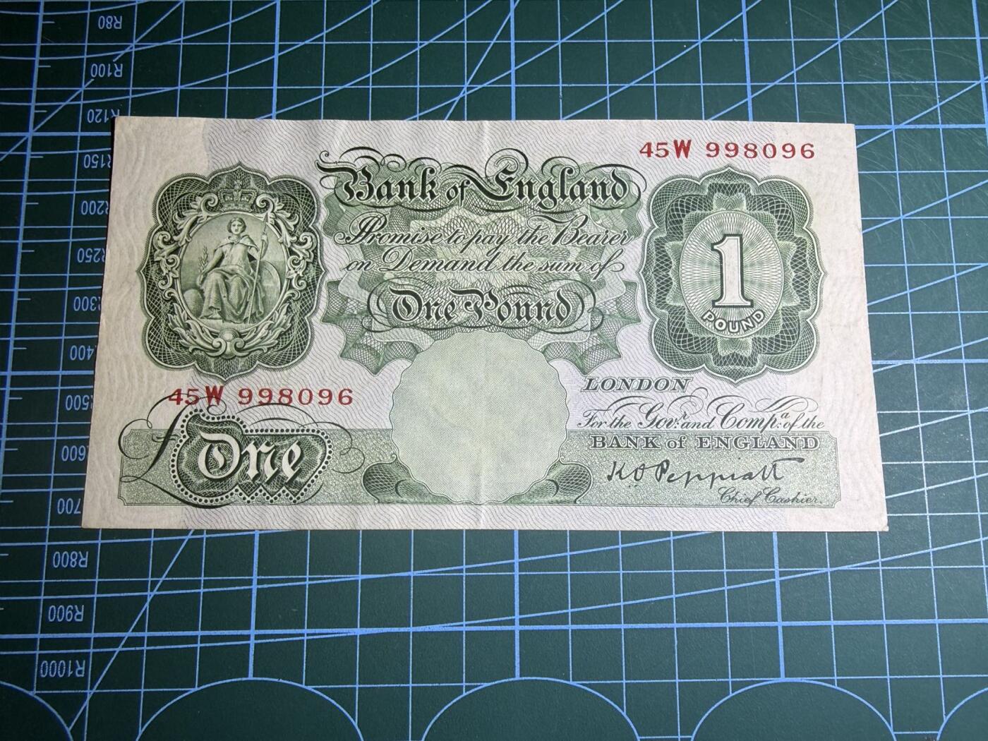 【炜奕收藏】，第五十八期，英属第三场 1934-1939年英国A序列1镑，品相如图，号码倒置号，战前无安全线版，稀少