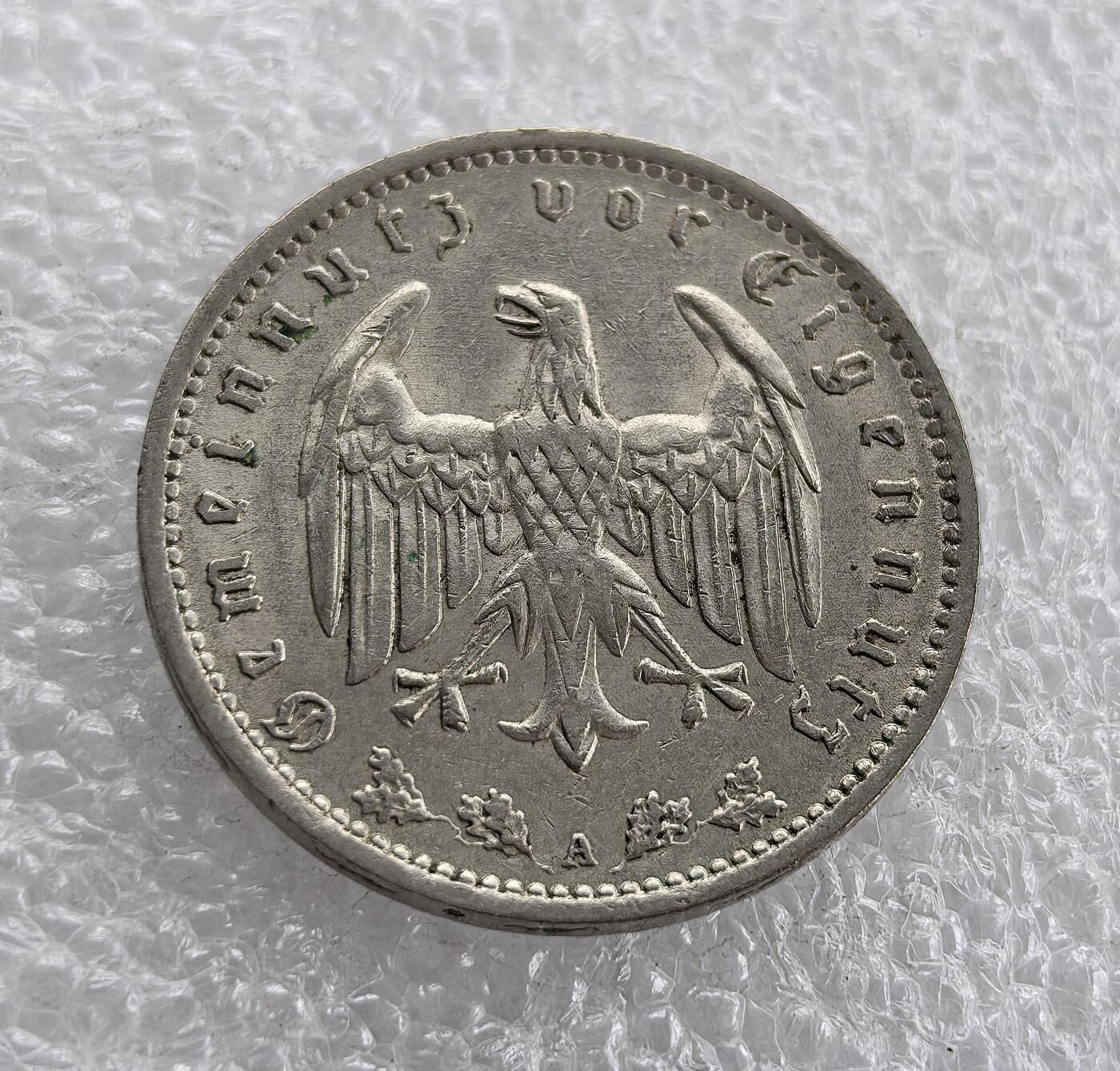 外国优质老铜币高银银币，周六九点倒数截拍，满百包邮，持续收拍 德国1934年1马克A版，正面铸纳粹帝国鹰与 “公共利益先于个人利益” 铭文，A 版柏林造币厂；背面为 “德意志帝国”、面值及橡树叶。属纳粹德国初期，是希特勒上台后，纳粹意识形态与货币结合的实物见证