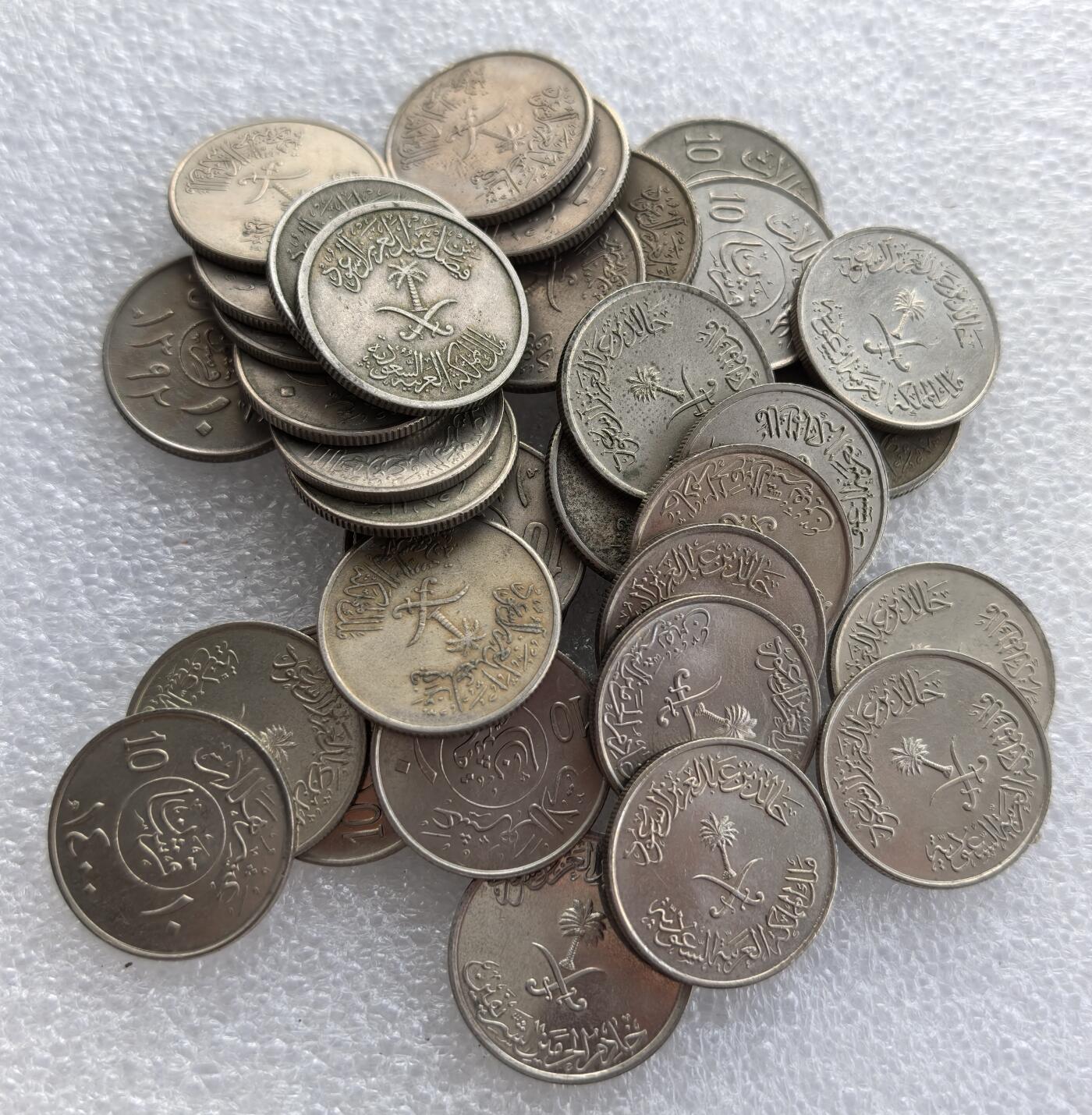 外国优质老铜币高银银币，周六九点倒数截拍，满百包邮，持续收拍 沙特阿拉伯10哈拉拉35枚，正面铸阿拉伯文、面值 “10” 及沙特国徽（椰枣树 + 弯刀），背面为阿拉伯文与年份，属沙特现代流通辅币，是中东钱币收藏的基础品种。