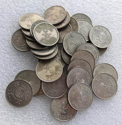 外国优质老铜币高银银币，周六九点倒数截拍，满百包邮，持续收拍 - 沙特阿拉伯10哈拉拉35枚，正面铸阿拉伯文、面值 “10” 及沙特国徽（椰枣树 + 弯刀），背面为阿拉伯文与年份，属沙特现代流通辅币，是中东钱币收藏的基础品种。