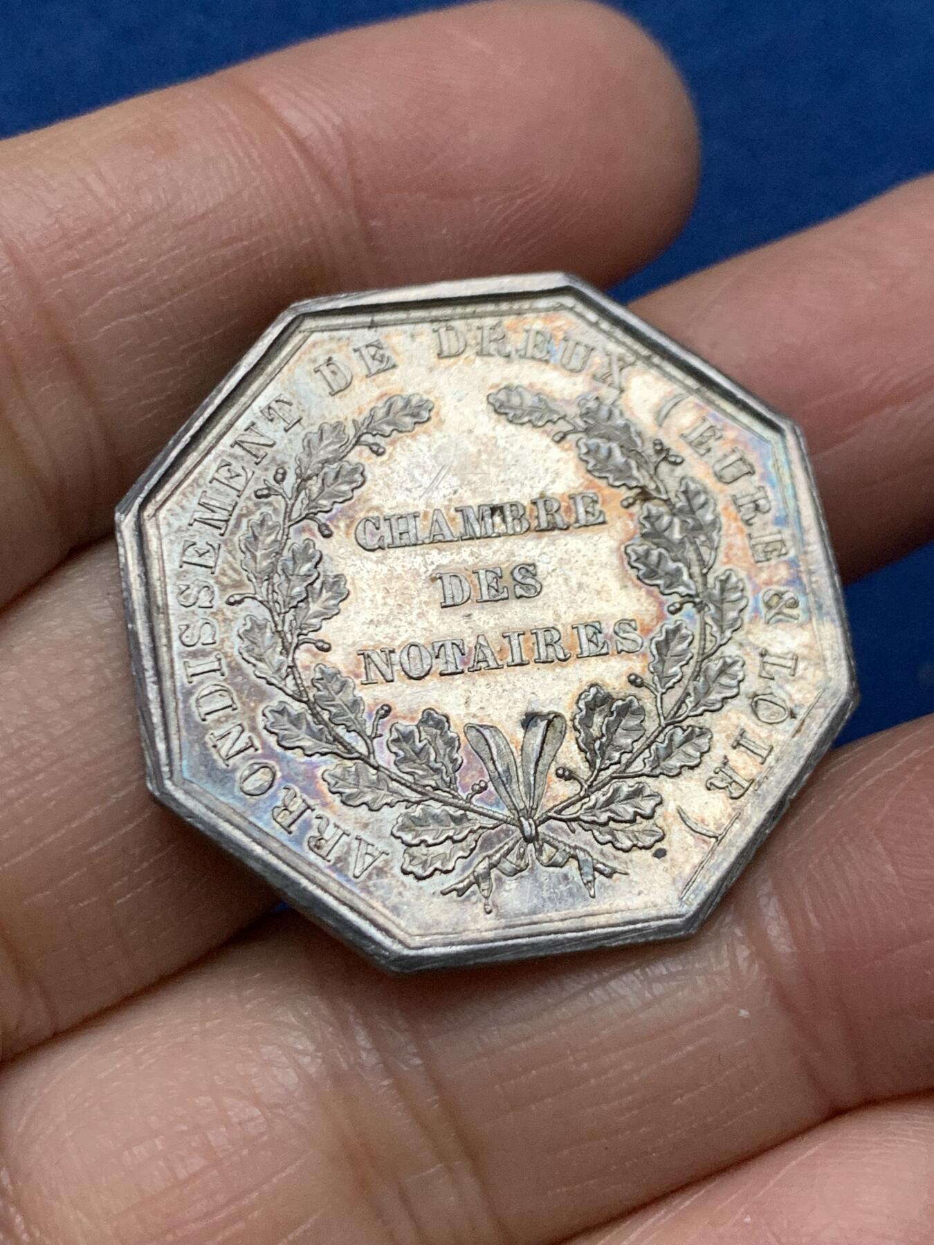 《竞宝斋》第462场 周日，周一，2场连拍 （全场包邮）欢迎送拍 法国奥尔良科技与艺术协会银质代币。早期油灯边铭，直径：31.8mm，重：13.4g