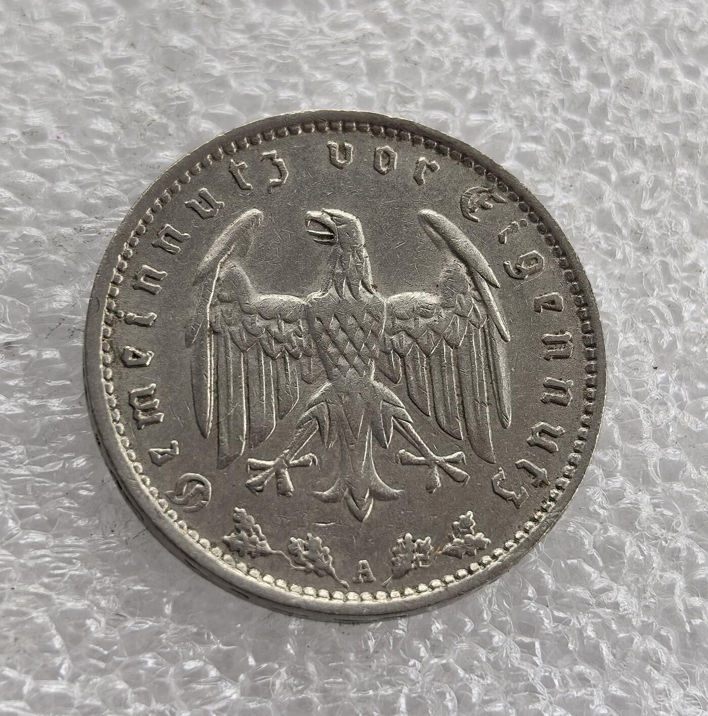 外国优质老铜币高银银币，周六九点倒数截拍，满百包邮，持续收拍 德国1935年 1 马克，正面铸纳粹帝国鹰与 “公共利益先于个人利益” 铭文（A 版柏林造），背面为 “德意志帝国”、面值及橡树叶。属纳粹德国统治期，是希特勒集权、推行纳粹意识形态与对外扩张的货币实物见证。