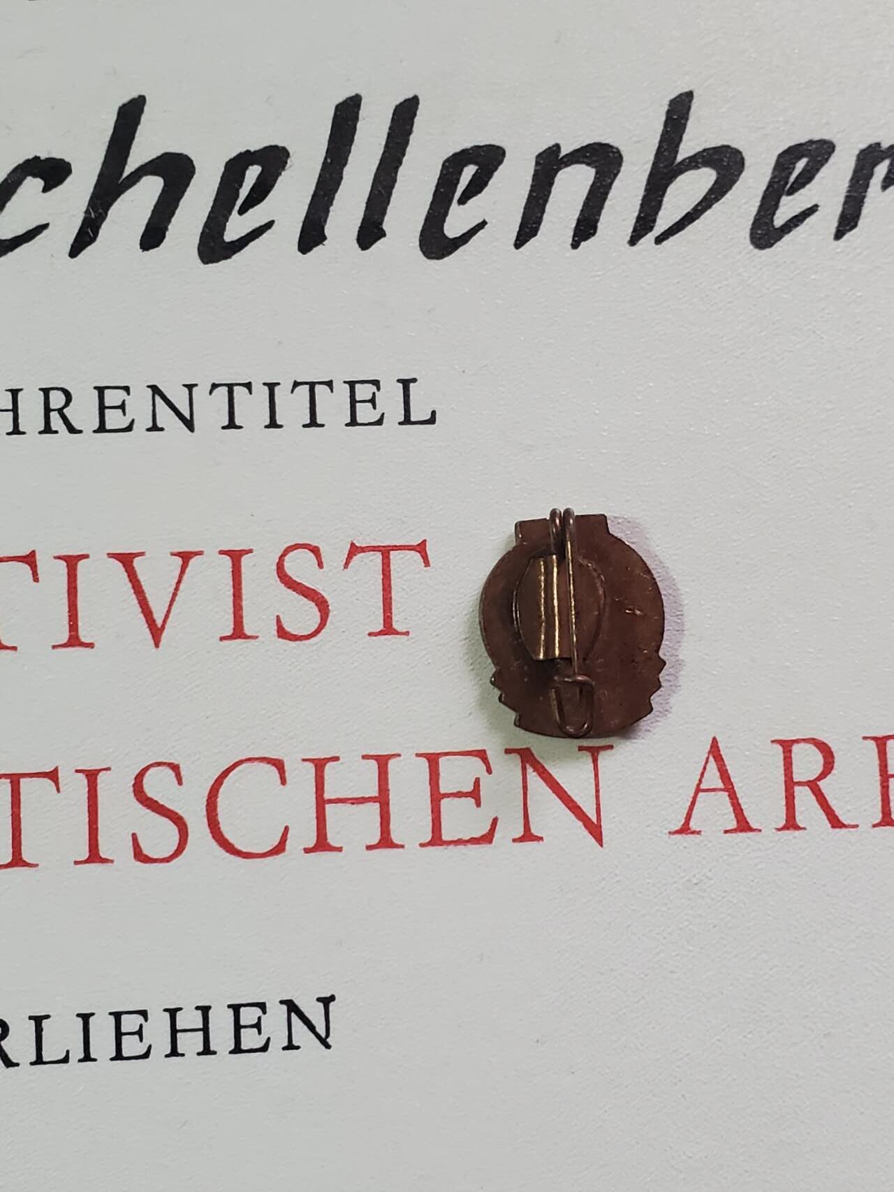 韵星假日拍卖第三十八期 -- Rimey Holidays Auction 38 民主德国社会主义功勋活动家证书带证章一套 主管亲签