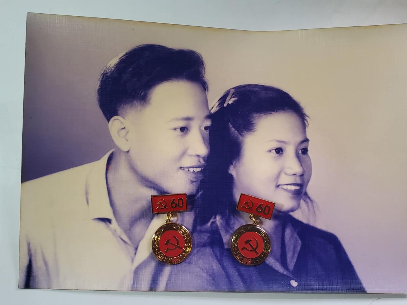 韵星假日拍卖第三十八期 -- Rimey Holidays Auction 38 越南社会主义共和国麦文曼裴廷宜夫妻照片 光荣在党60年奖章一对 原版老照片 品相非常好 在当时用此硬相纸的很少见