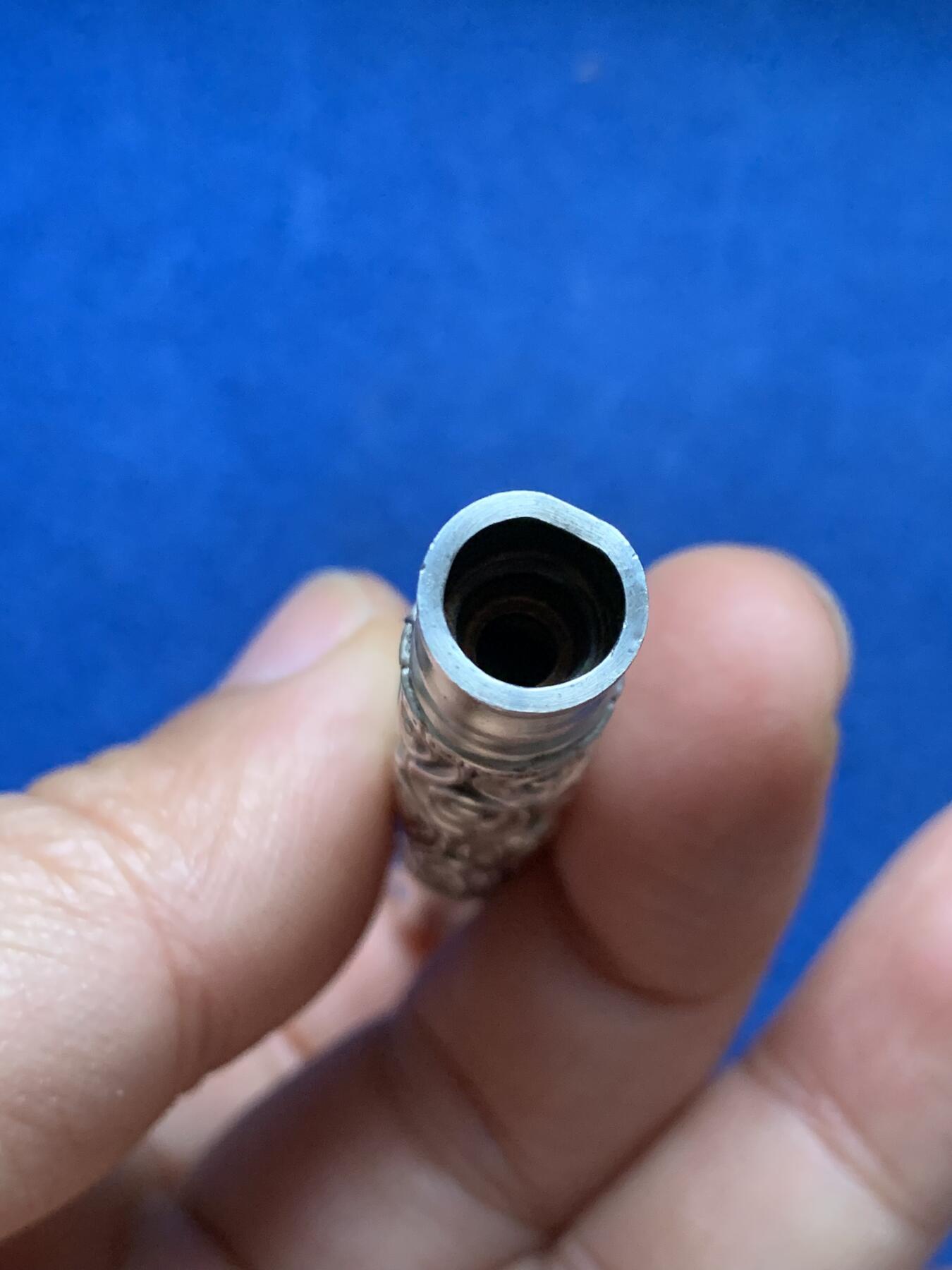 《竞宝斋》第462场 周日，周一，2场连拍 （全场包邮）欢迎送拍 纯银百岁坊如意纹烟嘴，长约：79.7mm，重约：24.2克；云南百岁坊制作，银标“足银”S999。使用品。