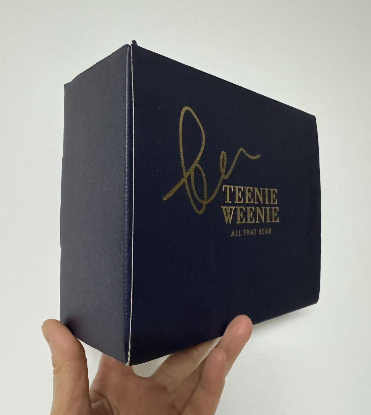 零元拍：赵露思亲笔签名韩国依恋集团旗下最热少女线品牌TeenieWeenie官方礼盒！仅有盒子呦，不含里面小熊，总共就抽了不到30个，喜欢露露的朋友且拍且珍惜啦~