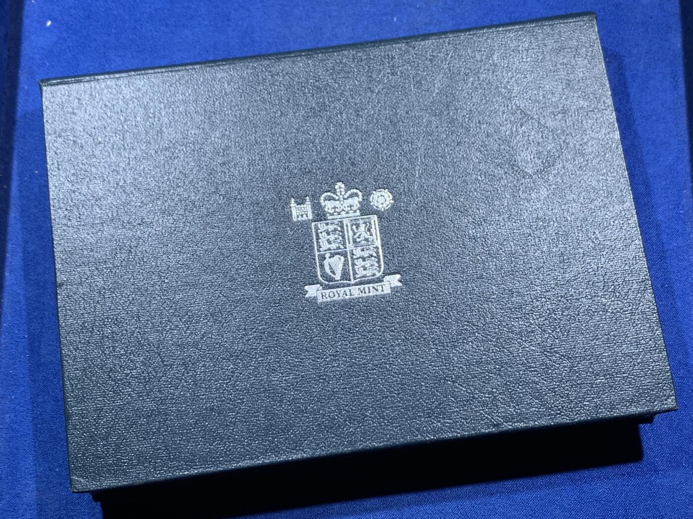 《竞宝斋》第462场 周日，周一，2场连拍 （全场包邮）欢迎送拍 英国1996年精制套币，带1枚5英镑女王70大寿精制纪念币，1枚2英镑欧洲杯精制纪念币，1枚1英镑凯尔特十字精制纪念币，9枚币，盒证齐全，品相精美，蓝色盒装