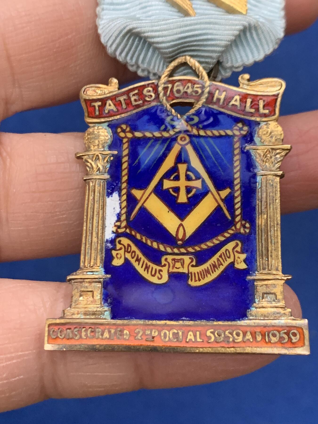 《竞宝斋》第462场 周日，周一，2场连拍 （全场包邮）欢迎送拍 英国1959年共济会镀金银章。设计奢美，工艺精湛，走狮银标清晰，金水饱满，细节见图。总重约32.7克