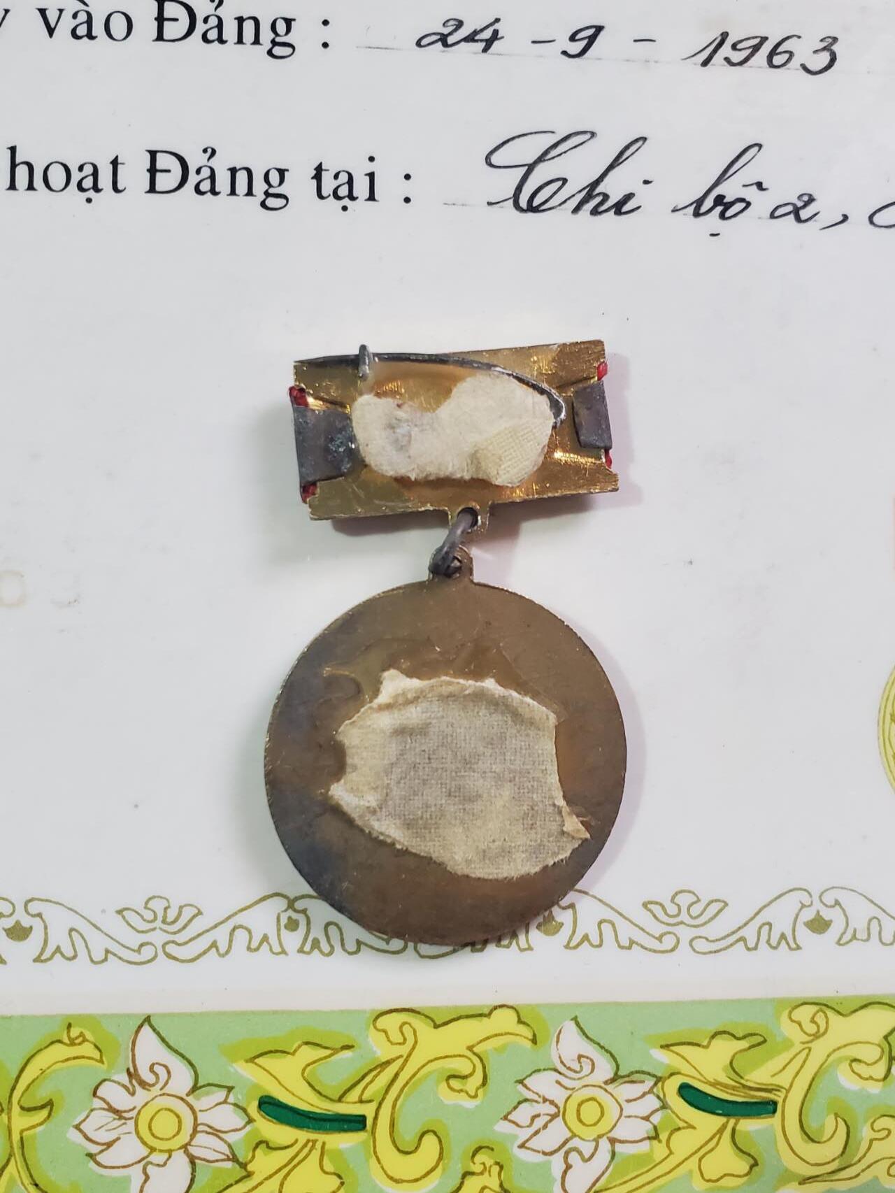 韵星假日拍卖第三十八期 -- Rimey Holidays Auction 38 越南社会主义共和国麦文曼（与下一组为夫妻）40年光荣在党奖章带原证书 实发少见 早期铜珐琅版本