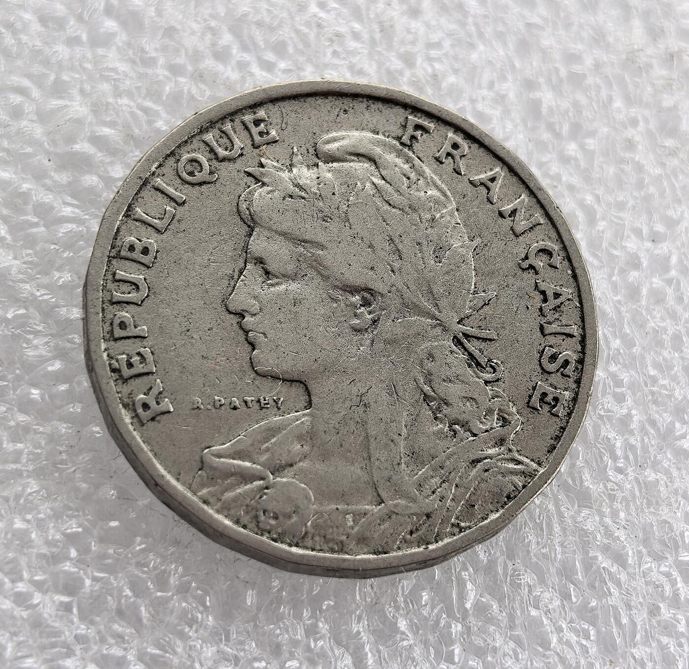 外国优质老铜币高银银币，周六九点倒数截拍，满百包邮，持续收拍 法国1904 年25 生丁，正面铸 “法兰西共和国” 铭文与玛丽安娜（法国共和象征），设计师 A.PATEY；背面为面值、束棒（共和理念）与橡树叶。属法国第三共和国时期，是共和制确立、彰显自由平等博爱精神的流通货币见证。