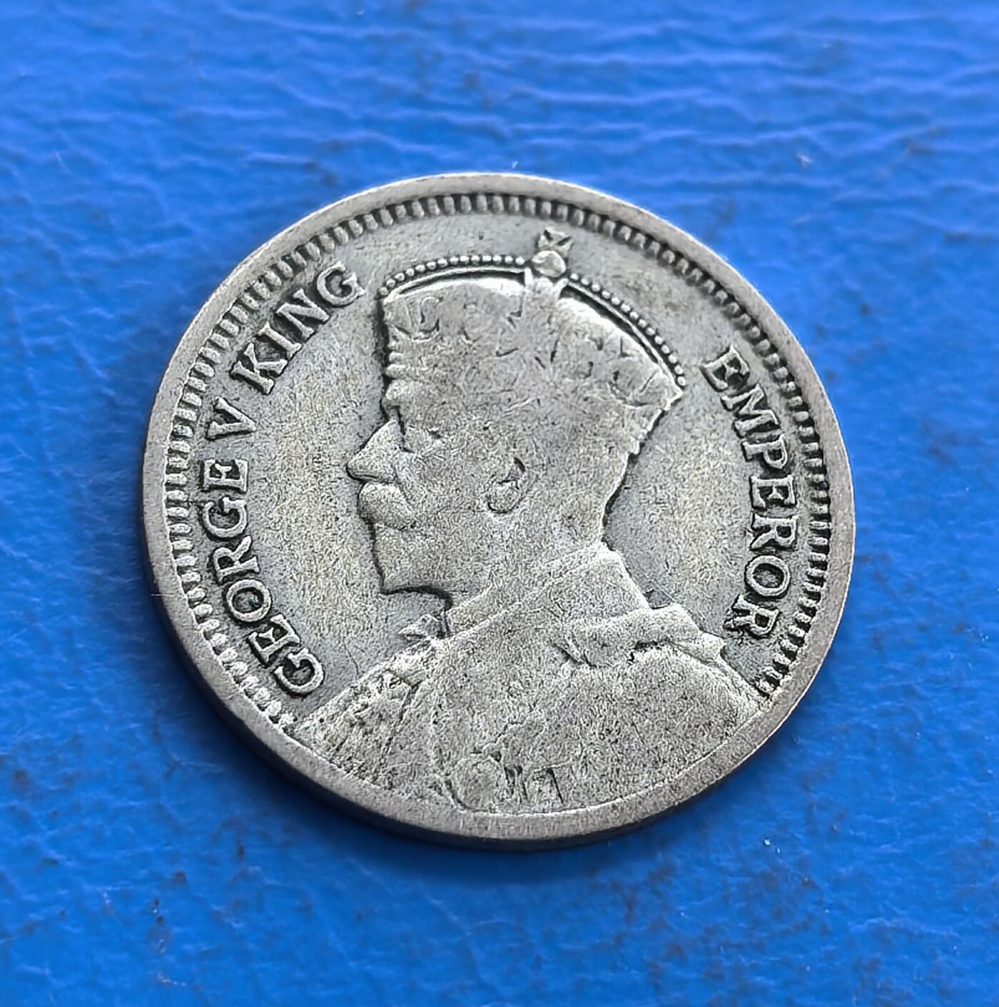 外国优质老铜币高银银币，周六九点倒数截拍，满百包邮，持续收拍 新西兰1934 年 3 便士银币，正面乔治五世头像雕刻传神，皇冠与铭文细节清晰；背面交叉毛利帕图纹饰独特，国名、面值、年份环绕排布，本土文化与英伦风格交融，银质温润，纹饰精致，极具地域特色。