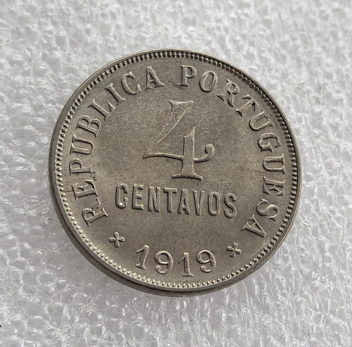 外国优质老铜币高银银币，周六九点倒数截拍，满百包邮，持续收拍 葡萄牙1919年 4 分，正面为戴月桂枝的自由女神头像，珠圈边饰精致；背面铸国名、面值与年份，设计简约大气。一战时期发行，百年品相完整，包浆自然，是葡萄牙早期共和国货币收藏的特色佳品。