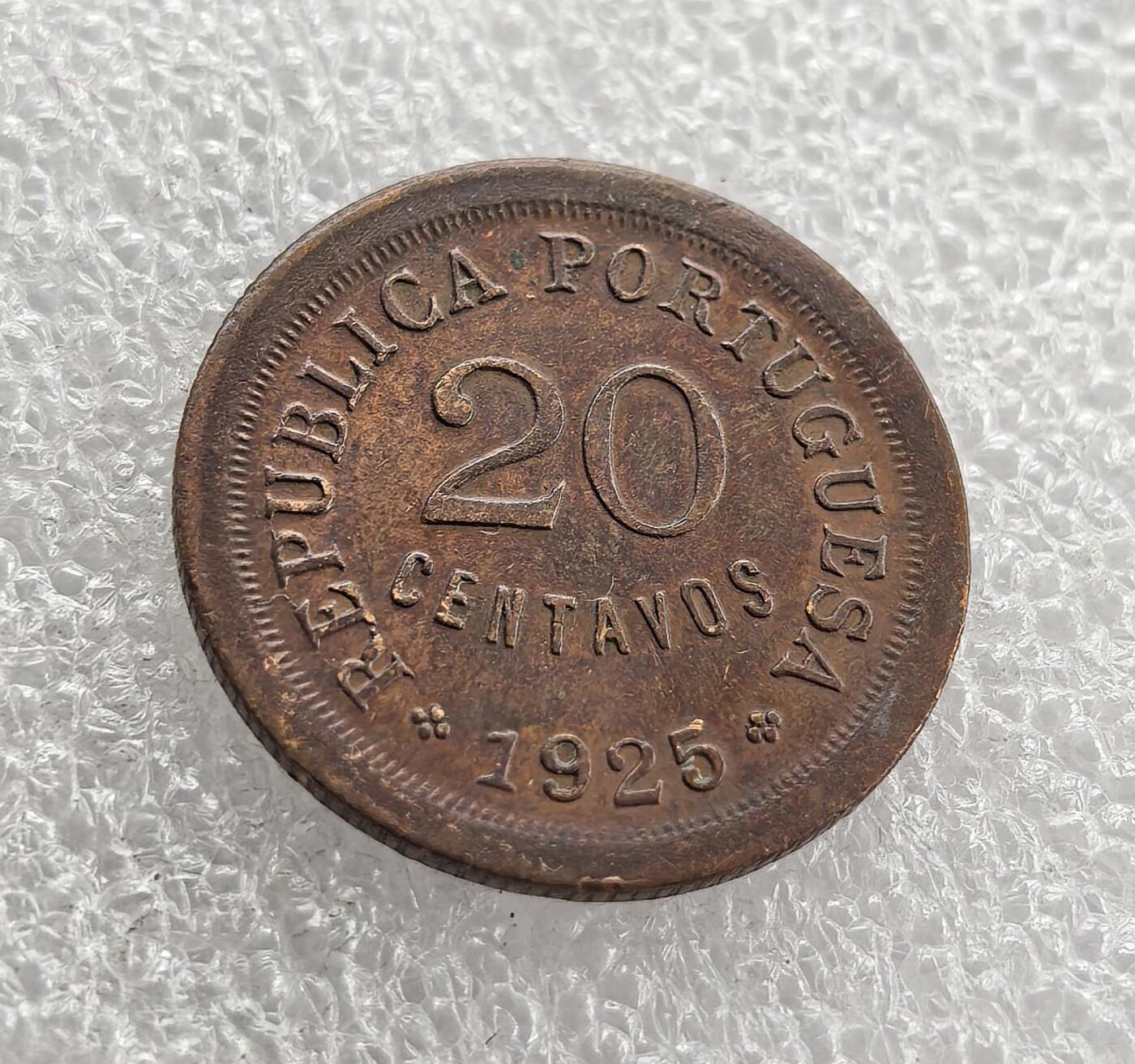 外国优质老铜币高银银币，周六九点倒数截拍，满百包邮，持续收拍 葡萄牙  1925 年20 分铜币，正面为戴月桂枝的自由女神头像，珠圈边饰精致；背面铸国名、面值与年份，设计典雅。百年铜质包浆自然醇厚，品相完整，是葡萄牙早期共和国货币收藏的经典品种，历史与收藏价值兼具。