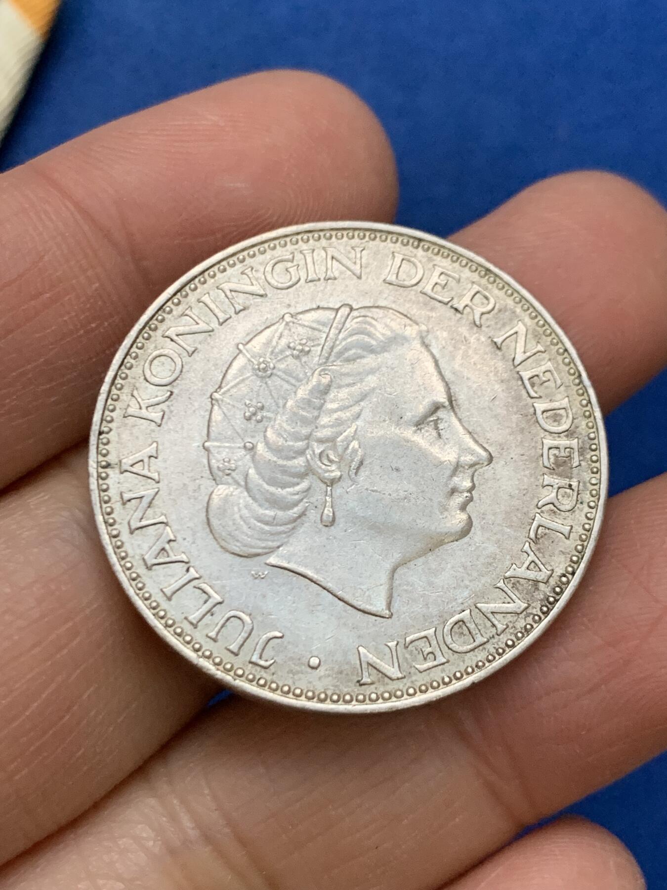 《竞宝斋》第462场 周日，周一，2场连拍 （全场包邮）欢迎送拍 两枚一组 日本银质七等瑞宝章一枚 总重约16.6克 + 荷兰1961年朱莉安娜女王2.5盾银币