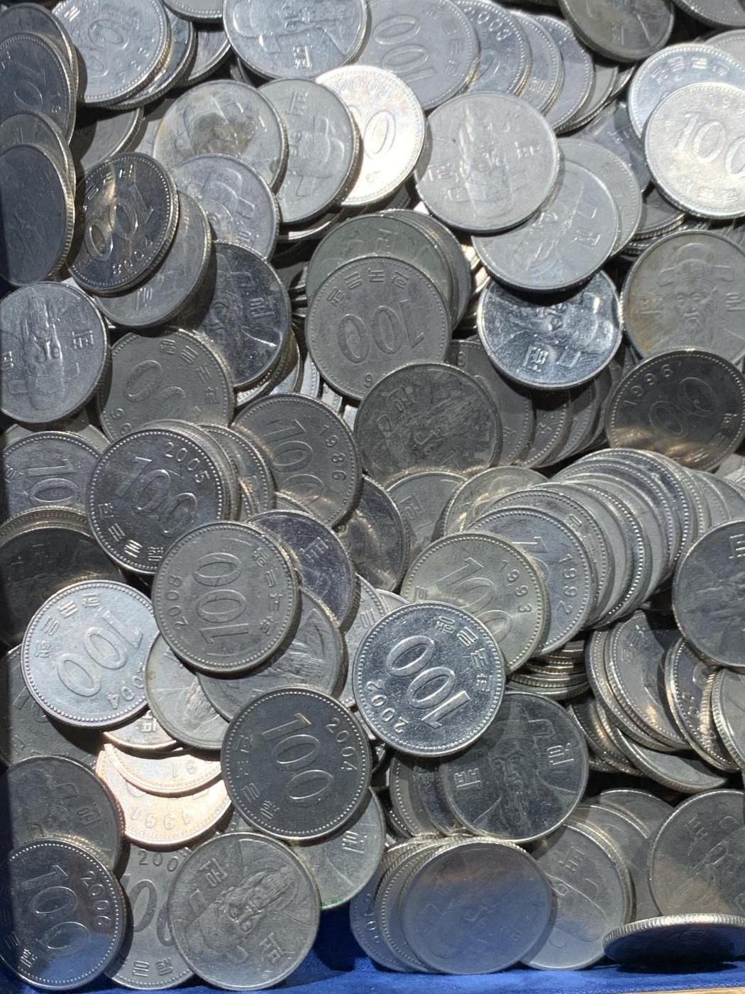 《竞宝斋》第462场 周日，周一，2场连拍 （全场包邮）欢迎送拍 韩国100韩元零钱1000枚，一枚重约5.42克，总重约5420克。面值10万韩元，汇率值约480+元人民币