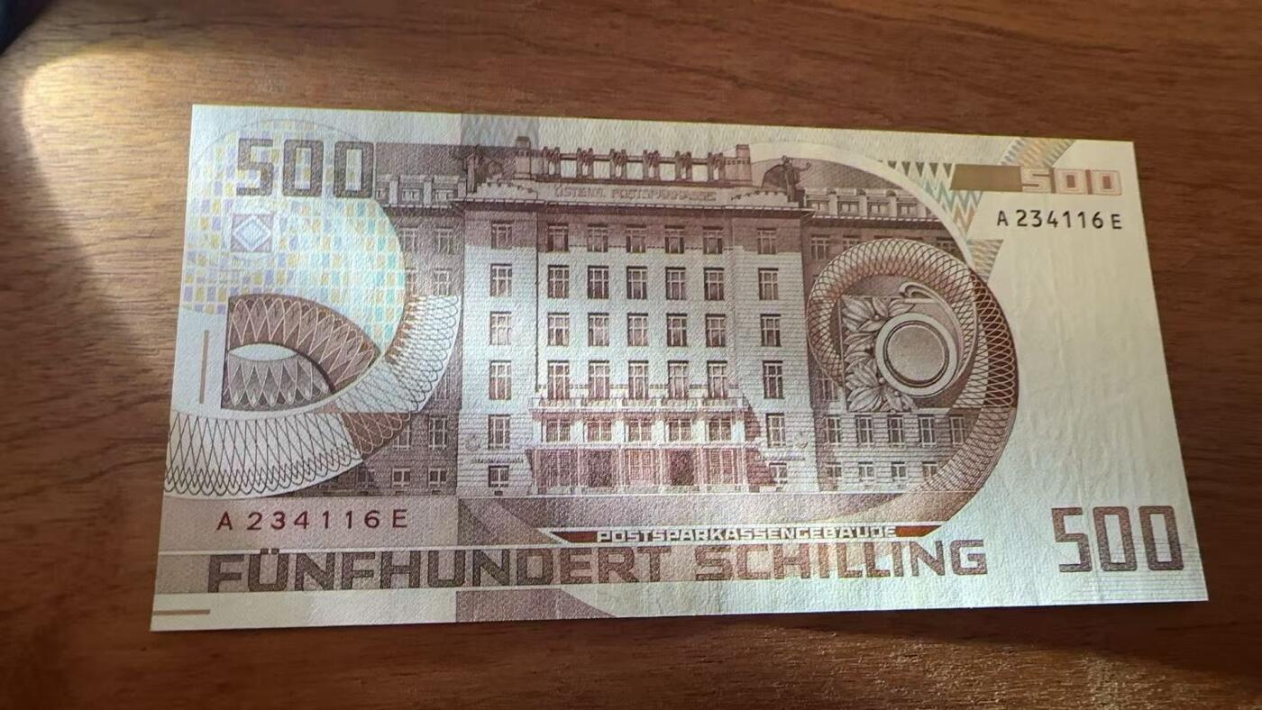 徐霞客拍卖首拍 奥地利	P-151 1985年500先令	A234116E au	正面主像为奥地利建筑师、维也纳分离派代表人物奥托·瓦格纳，设计融入瓦格纳建筑作品装饰元素，采用红棕渐变套印与精细雕刻凹印工艺。			