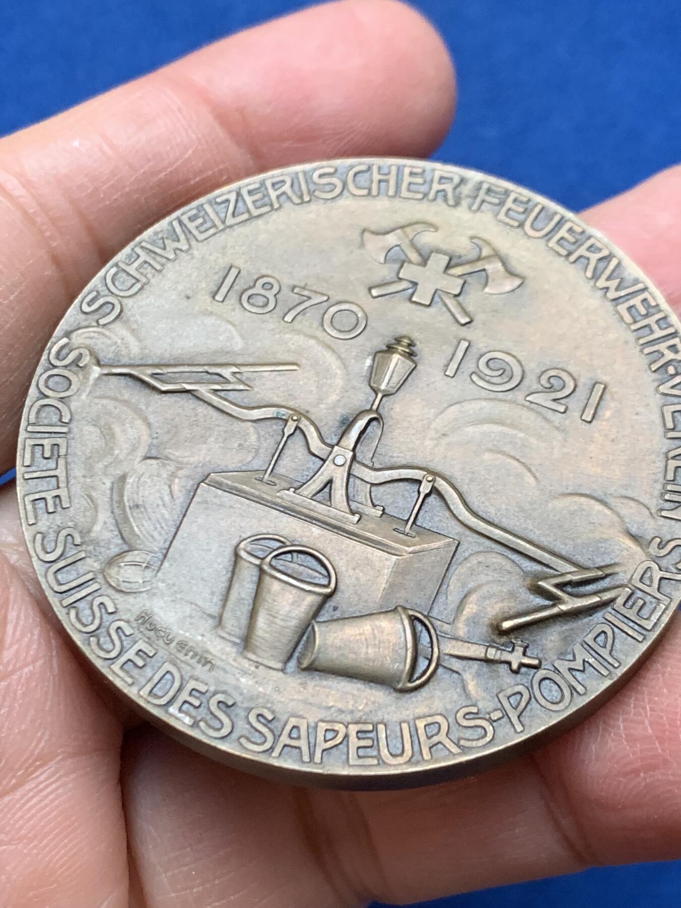 《竞宝斋》第462场 周日，周一，2场连拍 （全场包邮）欢迎送拍 1921年瑞士消防协会成立50周年纪念章 由雕塑家Huguenin设计制作 53.2克49.6mm