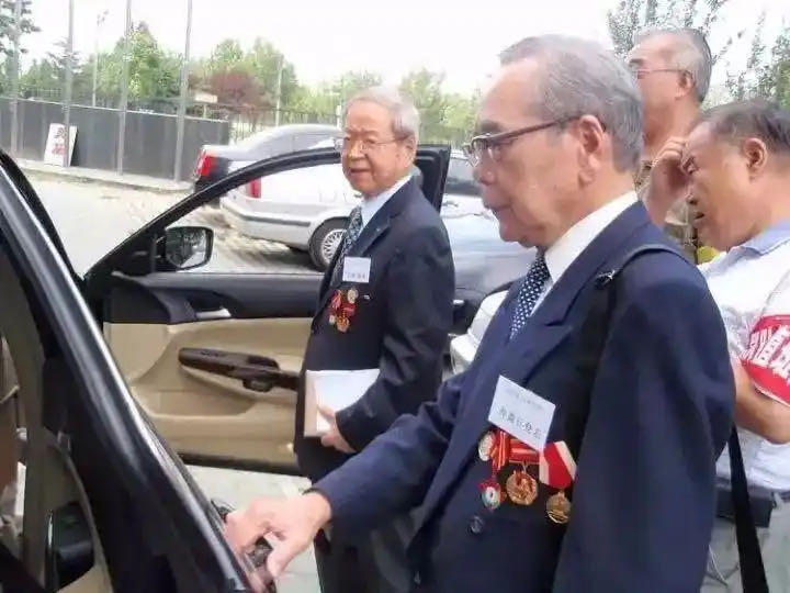 戎马世界章牌大赏第110期 解放奖章，铝制版本，用于在八十年代补发给日籍解放军，非常少见