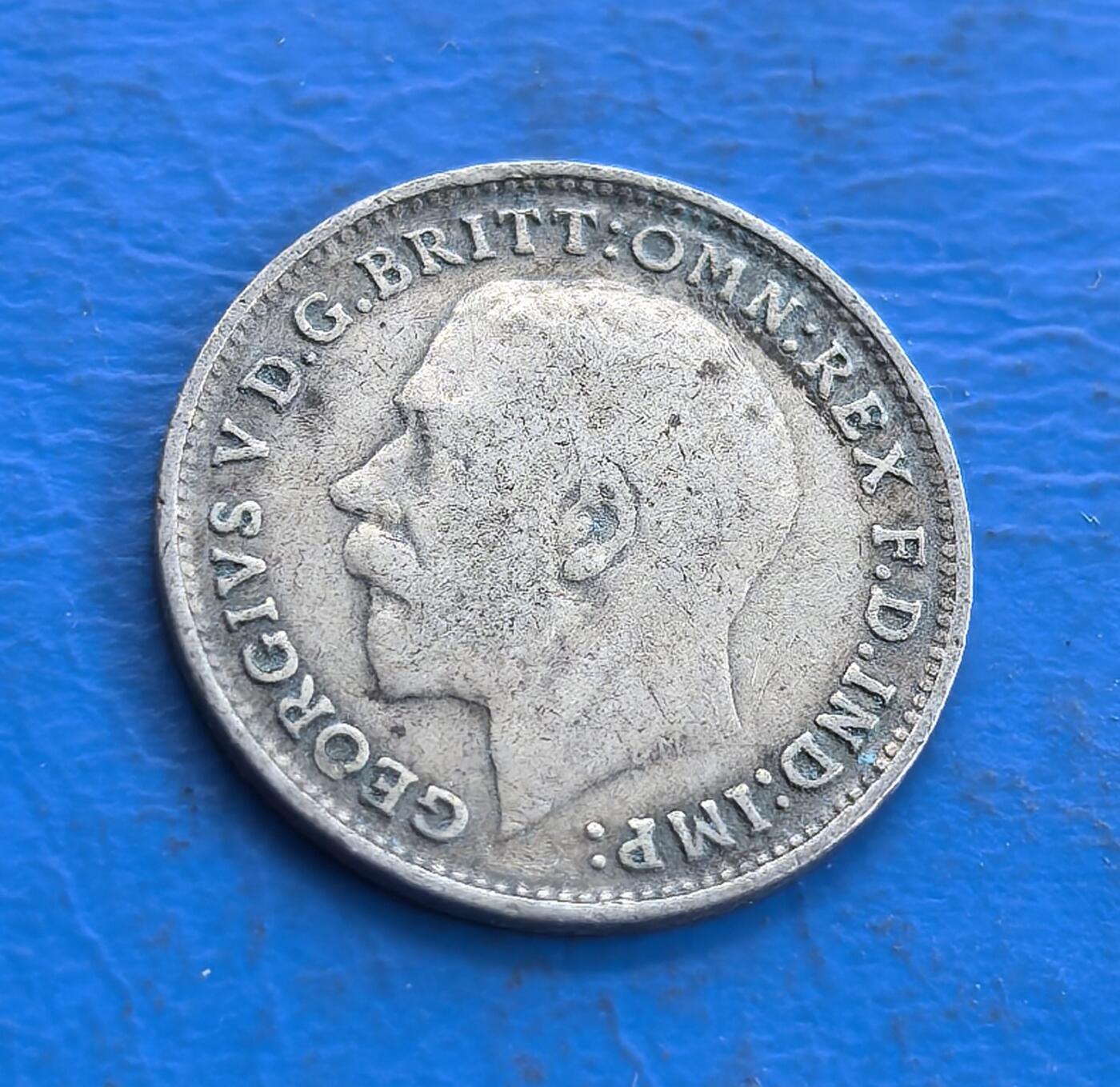 外国优质老铜币高银银币，周六九点倒数截拍，满百包邮，持续收拍 英国1917 年 3 便士银币，正面乔治五世头像雕刻细腻传神，铭文环绕排布规整；背面皇冠衬数字 3，月桂枝对称环绕，年份清晰醒目，纹饰典雅古朴，银质包浆温润，尽显一战时期英伦钱币的精湛工艺与经典美学。