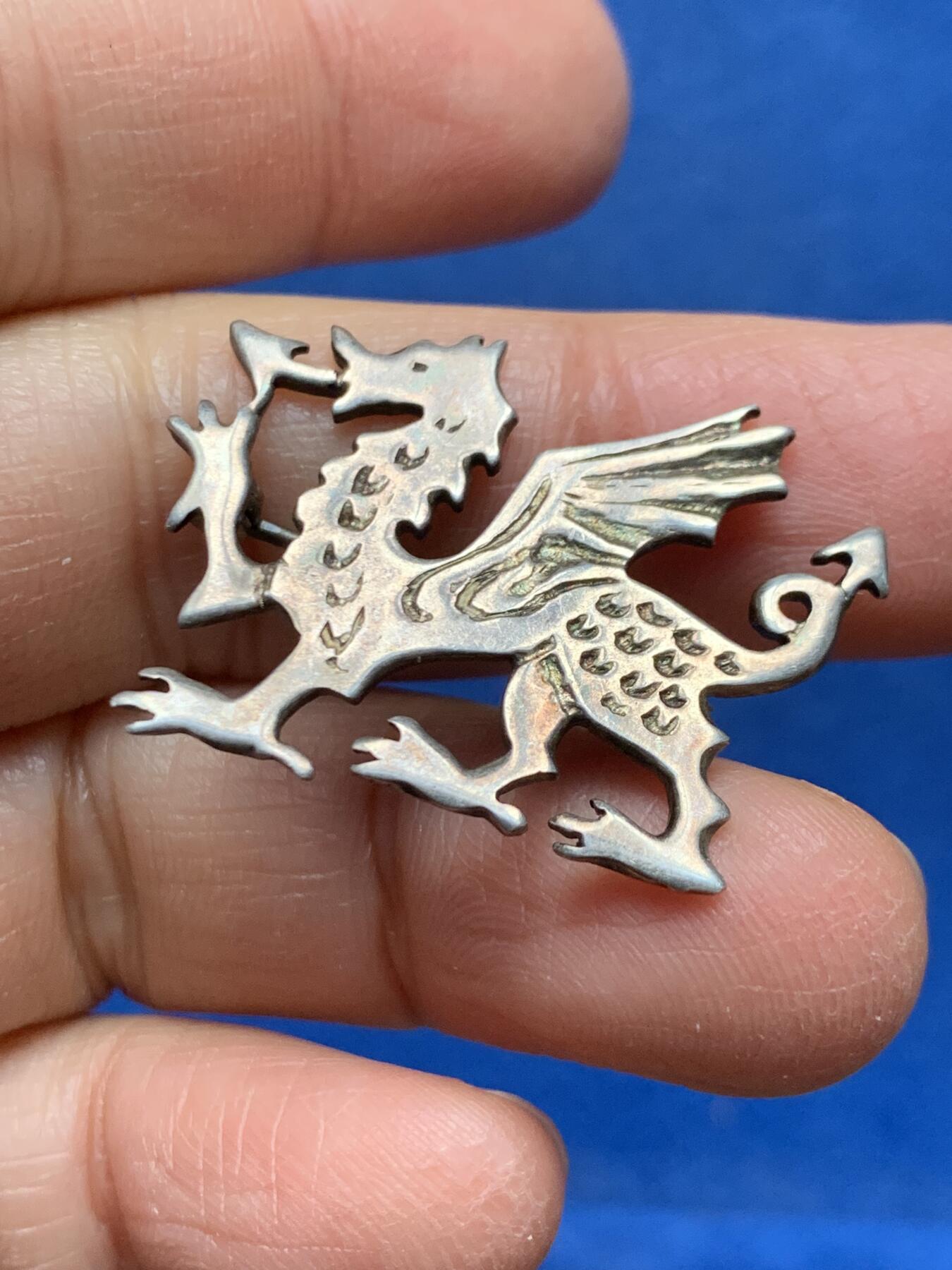 《竞宝斋》第462场 周日，周一，2场连拍 （全场包邮）欢迎送拍 红龙威尔士银质胸针 带银标 重约5.2克 长度最长处33.5mm 最宽处24mm