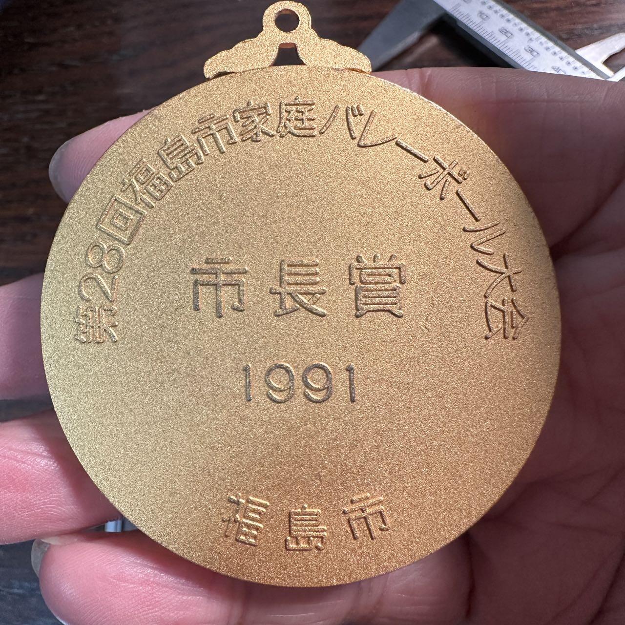 蒂克钱币-第57场 日本章 企业章拍卖  福岛家庭 少女头像镀金章 60mm 162g