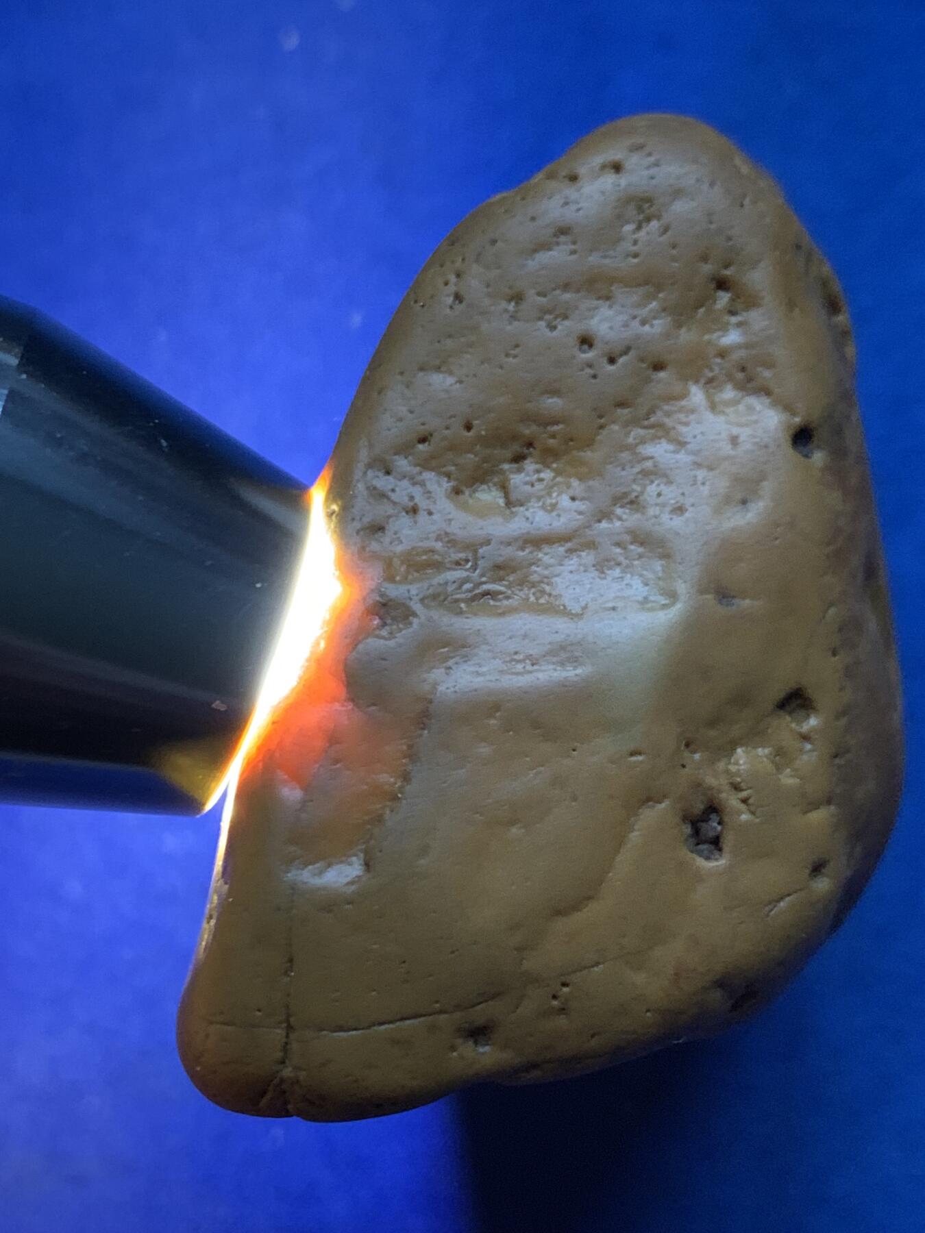 《竞宝斋》第462场 周日，周一，2场连拍 （全场包邮）欢迎送拍 黄蜡石石雕·金蟾手把件，自然底座，底部金印，重128.8克，大小一手握，图案面背面有个窝窝，内有天然石中石，也可以做博古架小摆件，亦可做镇纸；