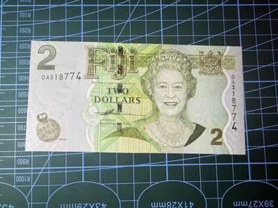 【炜奕收藏】，第五十八期，英属第三场 - 2007年斐济2元，UNC品相，轻微月牙痕