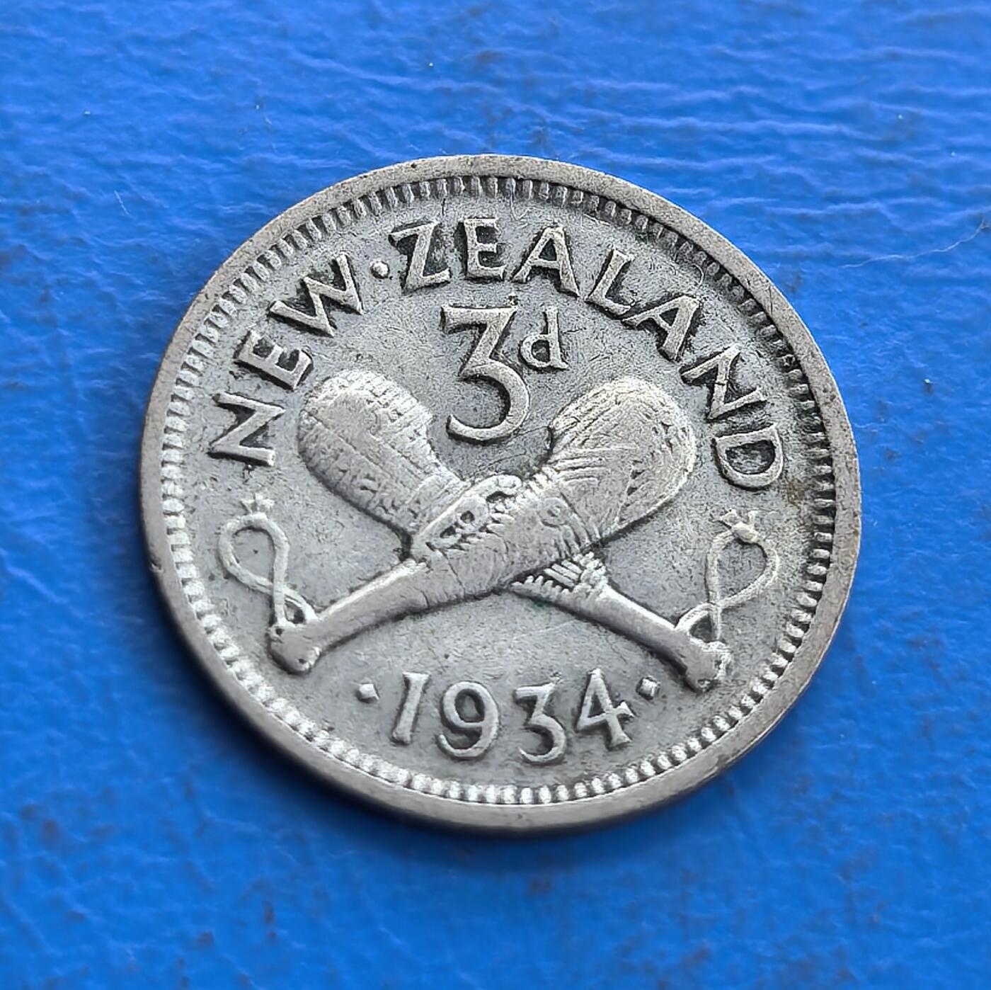 外国优质老铜币高银银币，周六九点倒数截拍，满百包邮，持续收拍 新西兰1934 年 3 便士银币，正面乔治五世头像雕刻传神，皇冠与铭文细节清晰；背面交叉毛利帕图纹饰独特，国名、面值、年份环绕排布，本土文化与英伦风格交融，银质温润，纹饰精致，极具地域特色。