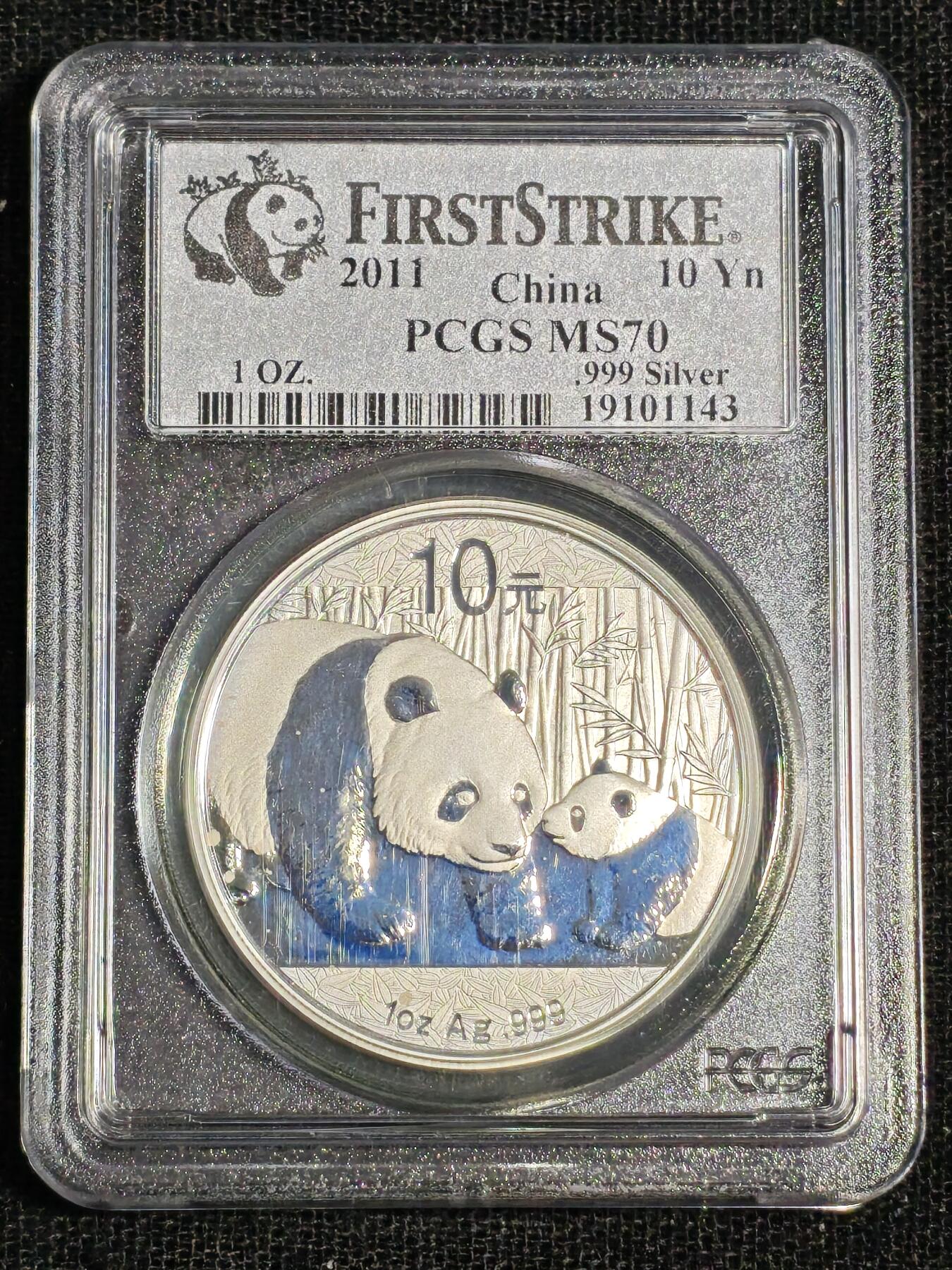 刘世昌艺术品销售中心～虎踞龙蟠*金杨在线联拍群第516期 2011年1盎司熊猫银币【初打】（PCGS  MS70   串号：19101143）1枚。