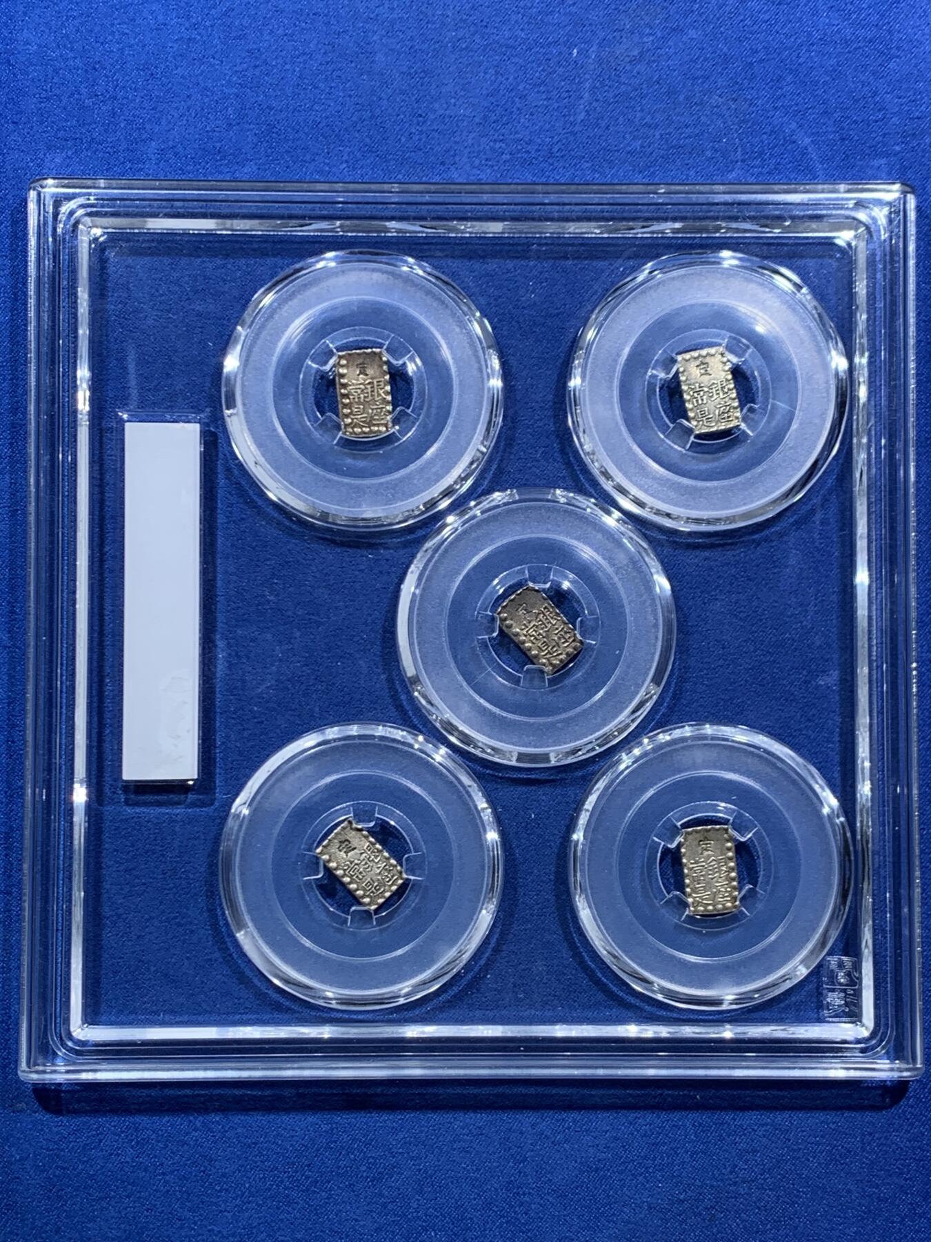 《竞宝斋》第462场 周日，周一，2场连拍 （全场包邮）欢迎送拍 嘉永一朱银5枚套装，大盒，江户时期嘉永年间（1853-1865）打制。闻德开放式的大盒，每一枚书法字体都有区别，版别未细分类。