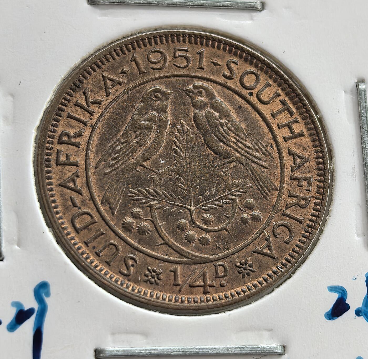 外国优质老铜币高银银币，周六九点倒数截拍，满百包邮，持续收拍 南非1951 年 1/4 便士铜币，正面为乔治六世头像，背面双雀配英 / 阿双语国名，设计精致。铜质包浆温润，品相完好，属南非联邦时期经典辅币，见证殖民末期货币史，是非洲英联邦货币收藏的特色佳品，历史与收藏价值兼具。
