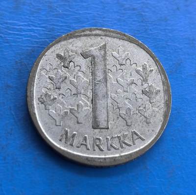 外国优质老铜币高银银币，周六九点倒数截拍，满百包邮，持续收拍 - 芬兰1968年1马克银币，两侧装饰着雪花状花纹，风格简洁现代；背面是芬兰国徽的持狮图案，兼具北欧设计美感与国家象征意义。