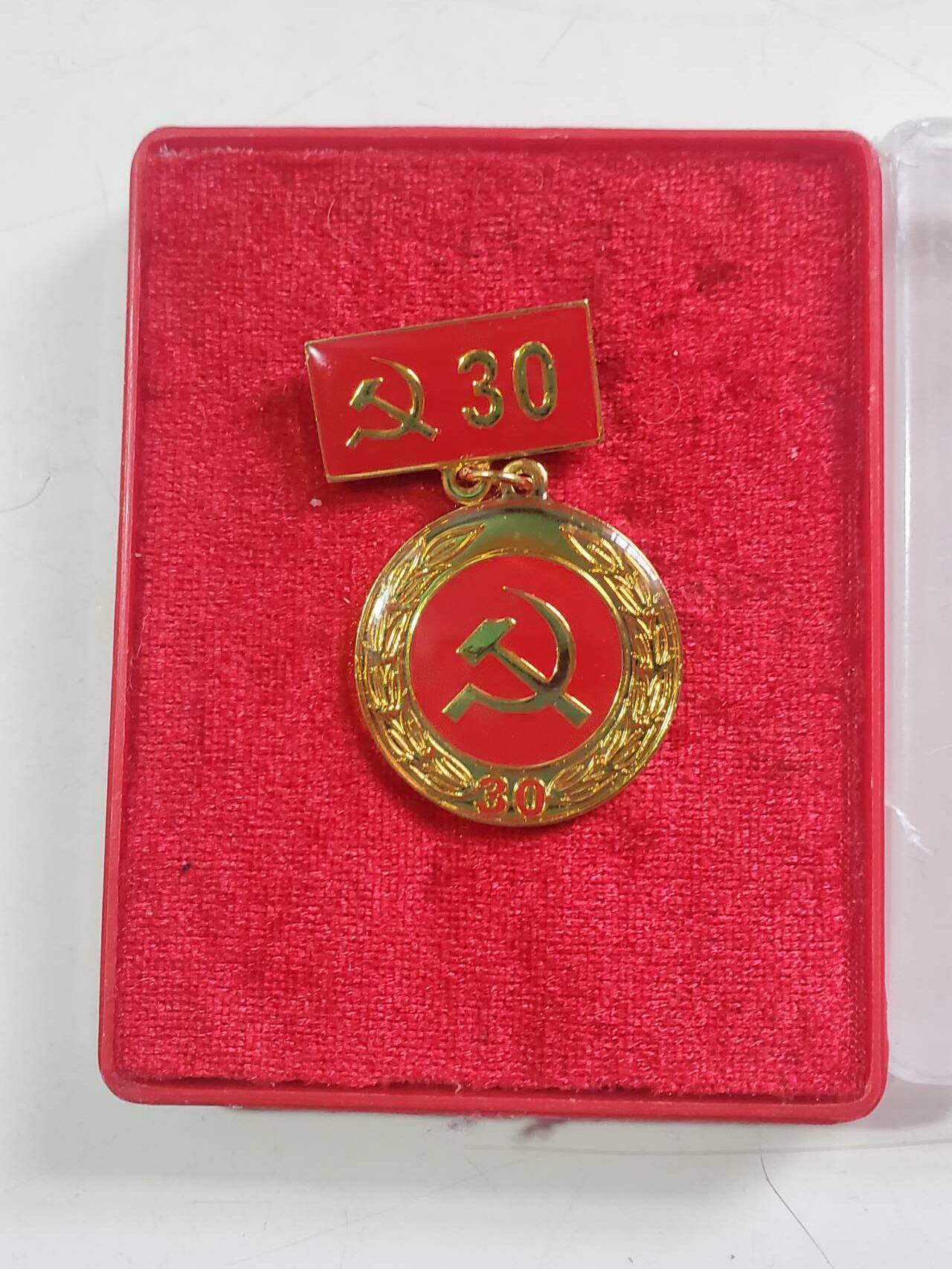 韵星假日拍卖第三十八期 -- Rimey Holidays Auction 38 越南社会主义共和国光荣在党30年 铜镀金 背打厂标 带原盒