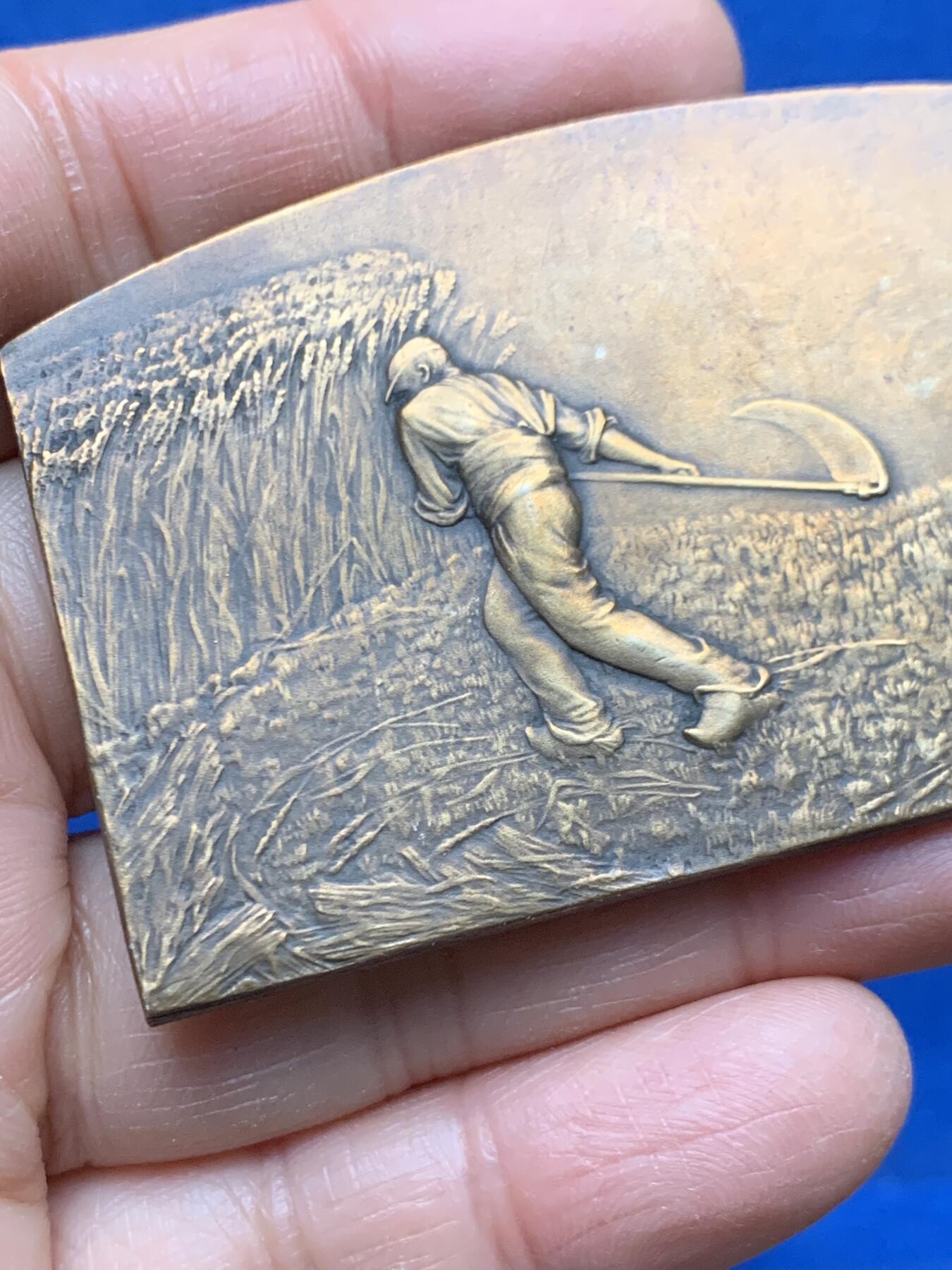 《竞宝斋》第462场 周日，周一，2场连拍 （全场包邮）欢迎送拍 法国雕刻Coudray 名作《农耕与丰收》。大规格双面高浮雕作品品相佳。直径：70mm*44mm，重约：65.8g