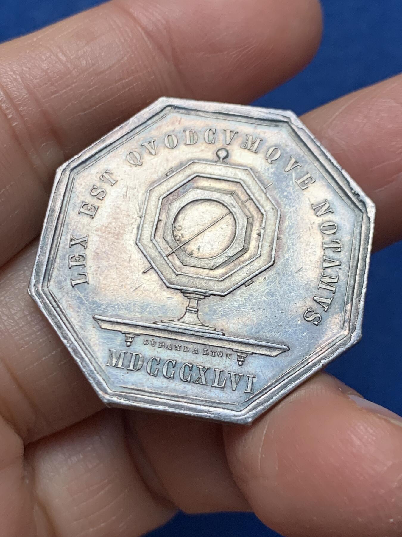 《竞宝斋》第462场 周日，周一，2场连拍 （全场包邮）欢迎送拍 法国公证处八角银代币 17.7克 34mm 丰饶角银标 正面地球仪