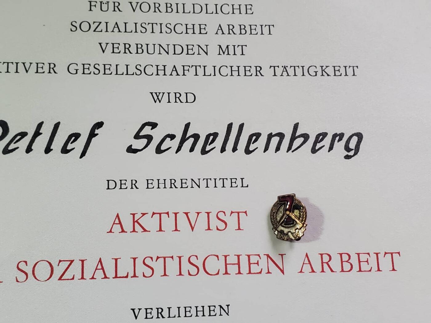 韵星假日拍卖第三十八期 -- Rimey Holidays Auction 38 民主德国社会主义功勋活动家证书带证章一套 主管亲签