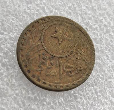外国优质老铜币高银银币，周六九点倒数截拍，满百包邮，持续收拍 - 土耳其（奥斯曼）20库鲁黄铜铜币，正面铸星月徽与阿拉伯文，背面饰阿拉伯文纹饰，伊斯兰风格浓郁。百年铜质包浆自然醇厚，品相完整，是中东古币收藏的特色精品，历史底蕴与收藏价值兼具。