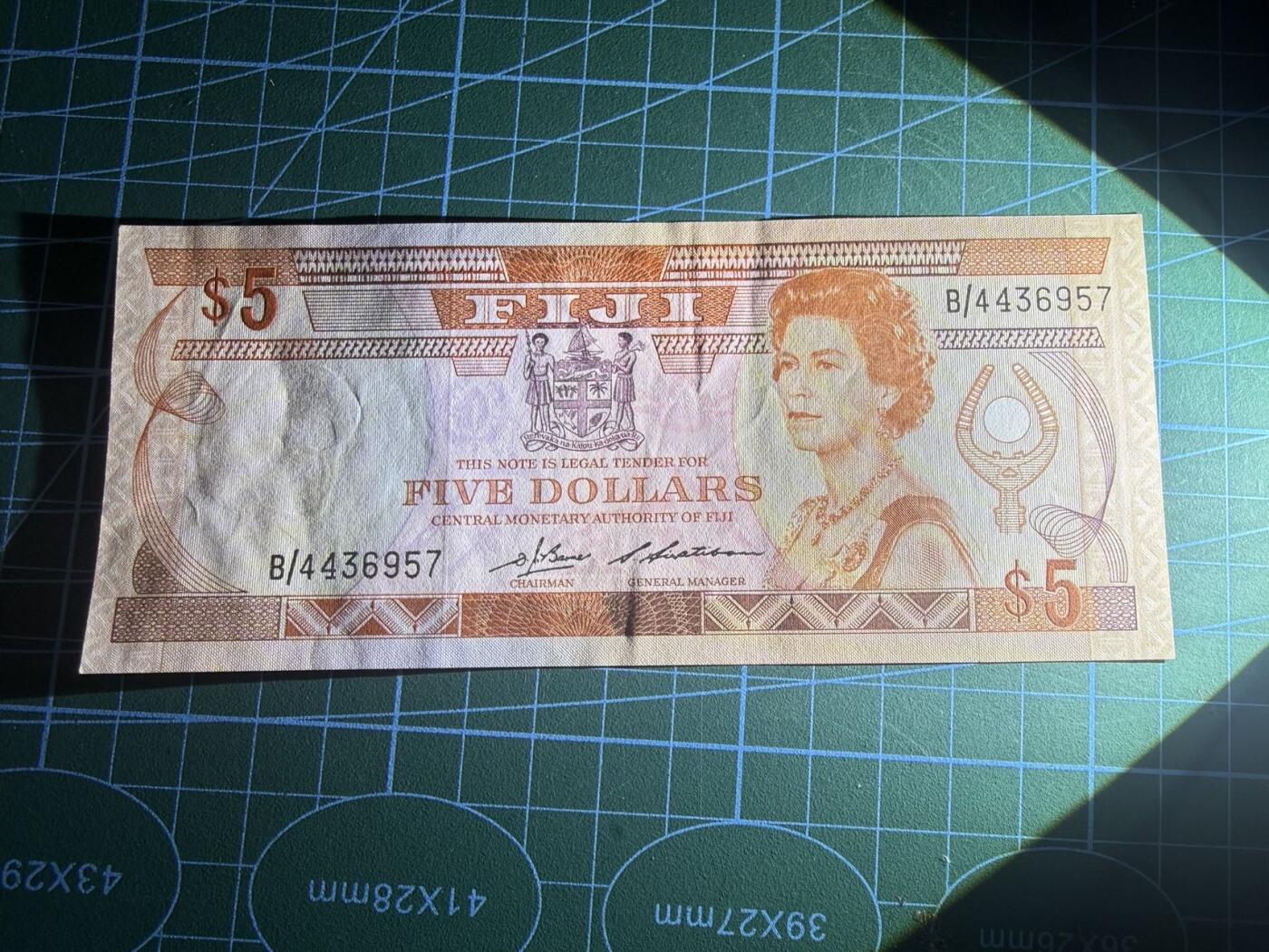 【炜奕收藏】，第五十八期，英属第三场 1986年斐济5元，UNC-品相