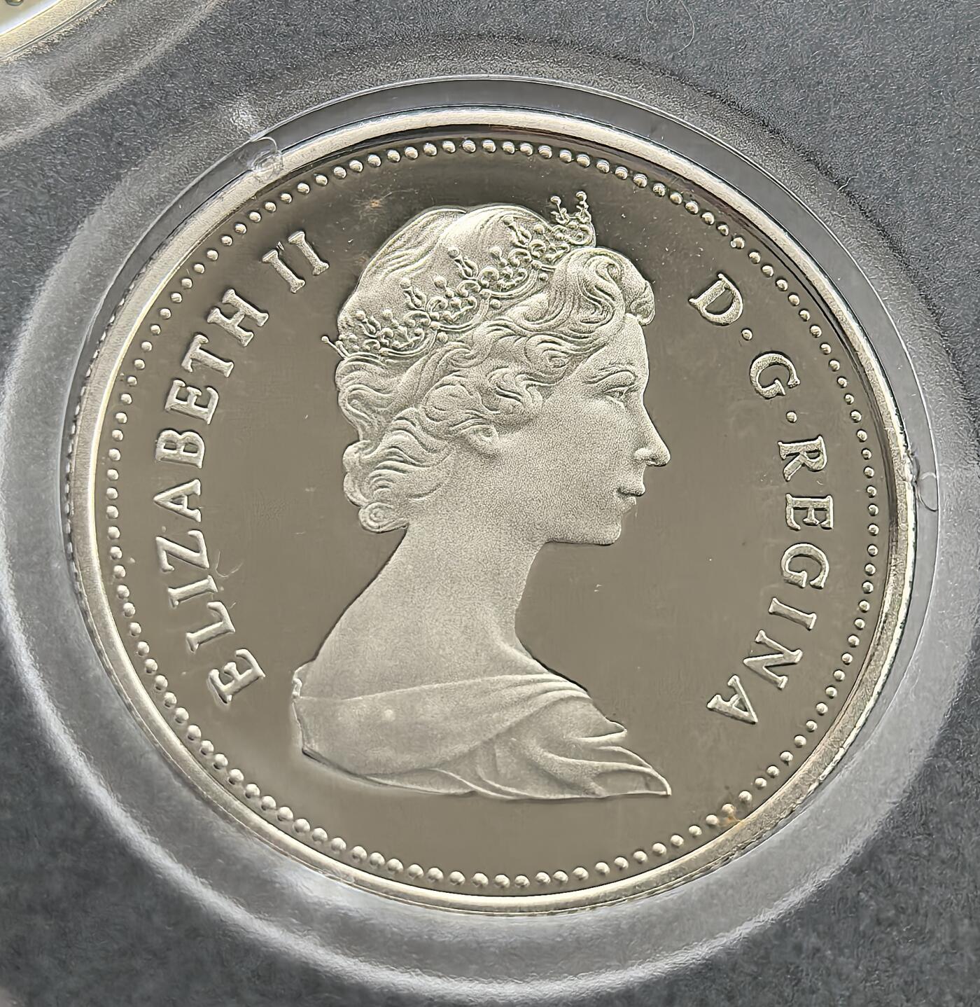 外国优质老铜币高银银币，周六九点倒数截拍，满百包邮，持续收拍 精制1981 年加拿大 25 分币，正面为伊丽莎白二世头像，背面饰北美象征驯鹿，设计经典大气。光泽温润，品相完好，是加拿大标志性辅币，属英联邦货币收藏精品，兼具历史与收藏价值。