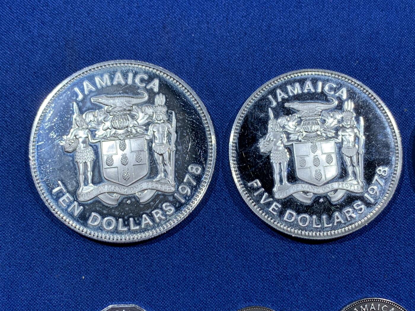 《竞宝斋》第462场 周日，周一，2场连拍 （全场包邮）欢迎送拍 1978年牙买加官方精制套币9枚，含2枚大银币，43.2g，925银；37.2g，500银 盒证齐全