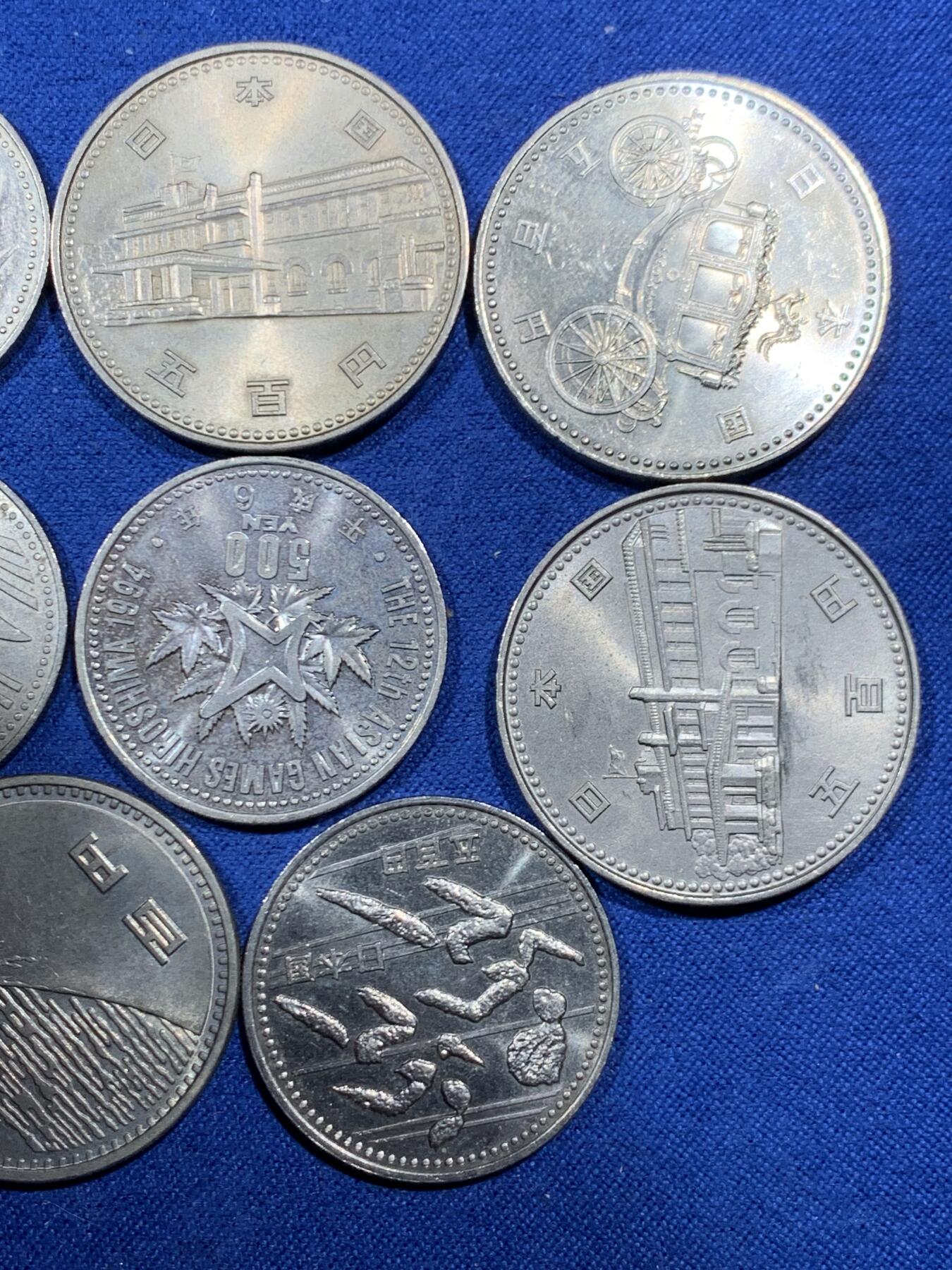 《竞宝斋》第462场 周日，周一，2场连拍 （全场包邮）欢迎送拍 八枚一组 日本纪念币，包括7枚500元和1枚100元