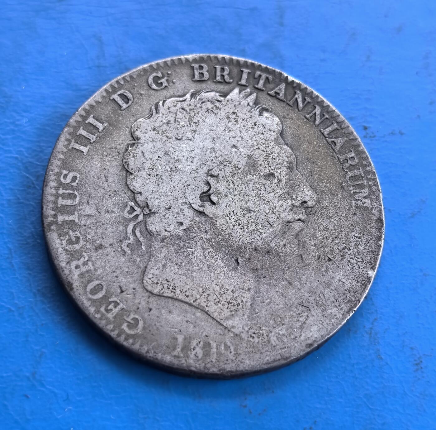外国优质老铜币高银银币，周六九点倒数截拍，满百包邮，持续收拍 英国1819 年乔治三世克朗银币，正面国王头像卷发细腻、面部轮廓传神，铭文环绕规整；背面圣乔治屠龙图案动感十足，骑士、战马与恶龙姿态鲜活，经典纹饰搭配古朴包浆，尽显英伦古典钱币的精湛工艺与艺术张力。
