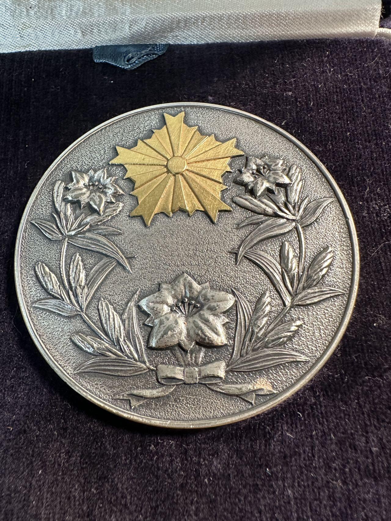 蒂克钱币-第57场 日本章 企业章拍卖  表彰长野县警察在“浅间山庄事件”（连合赤军轻井泽劫持人质事件）行动 纪念章 纹饰镀金 60mm120g